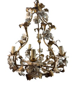 Lampadario a 5 luci italiano dorato e con fiori di rosa in ceramica Hollywood Regency 1940