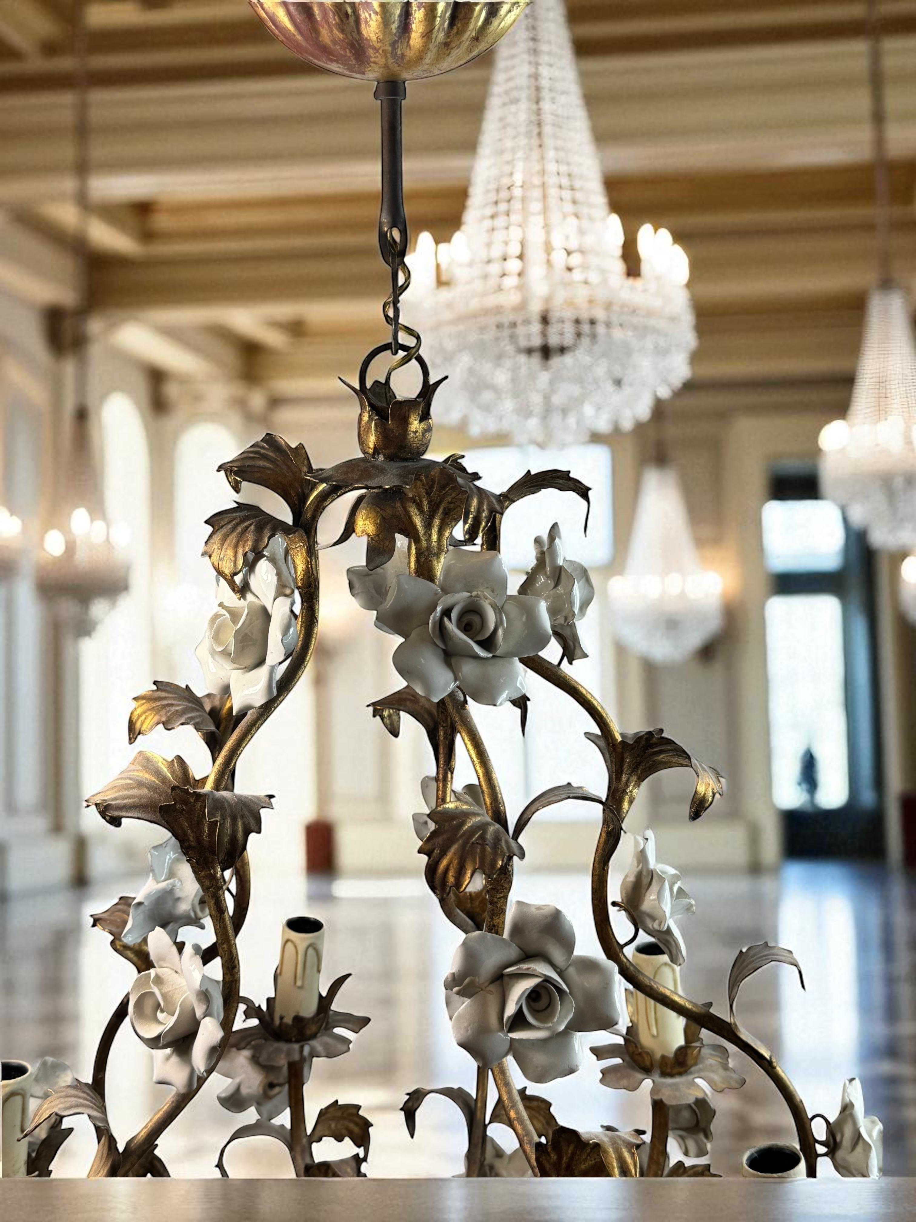Lustre à 5 branches en céramique et doré Hollywood Regency 1940 en vente 14
