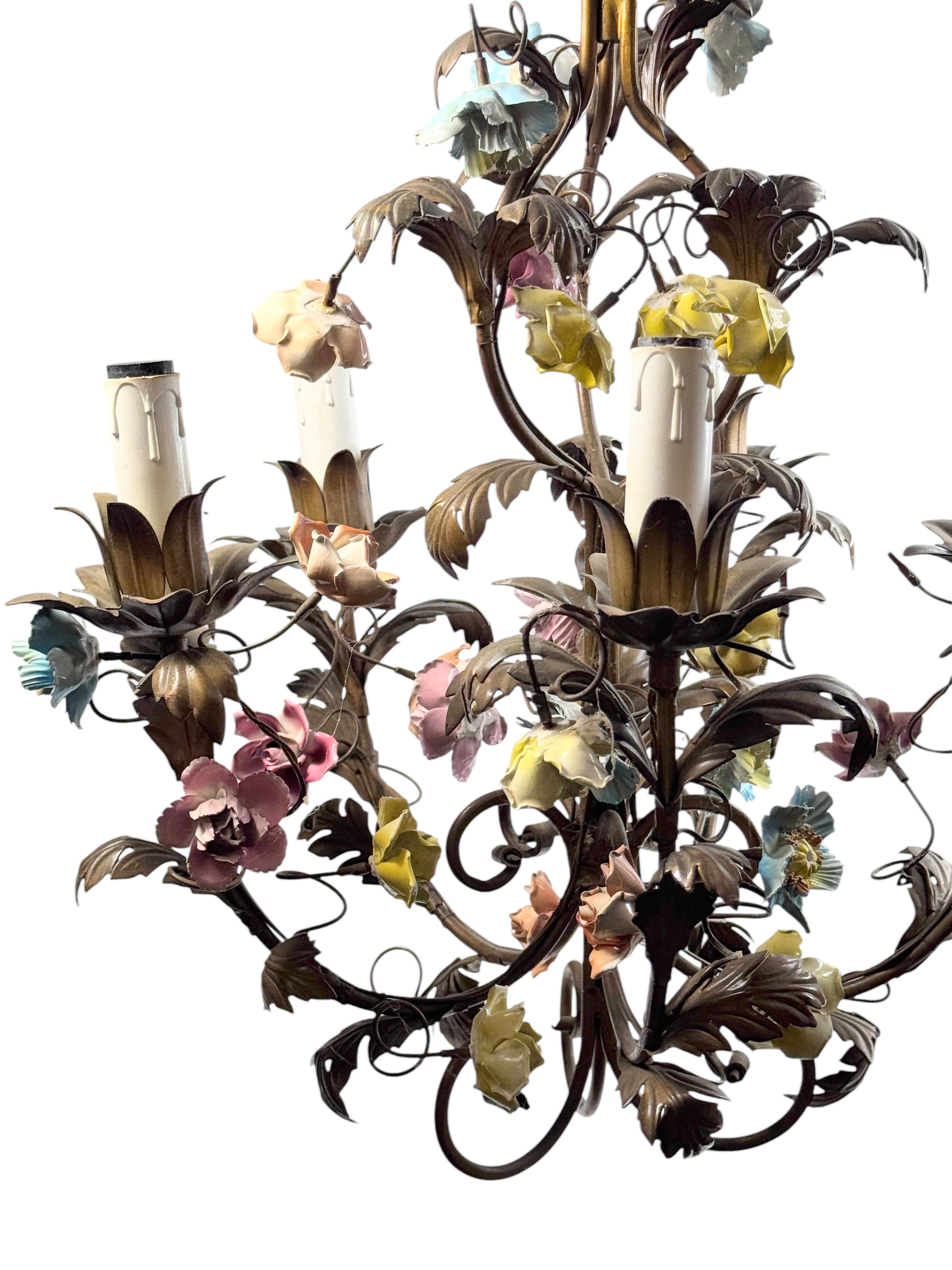 5 Light Italian Gilt, Ceramic Rose Flower Tole Chandelier Hollywood Regency 1940 In Good Condition For Sale In Nuernberg, DE