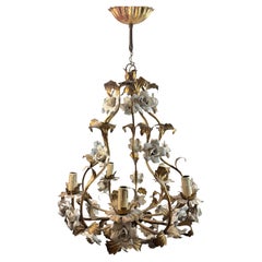 Lampadario a 5 luci italiano dorato e con fiori di rosa in ceramica Hollywood Regency 1940