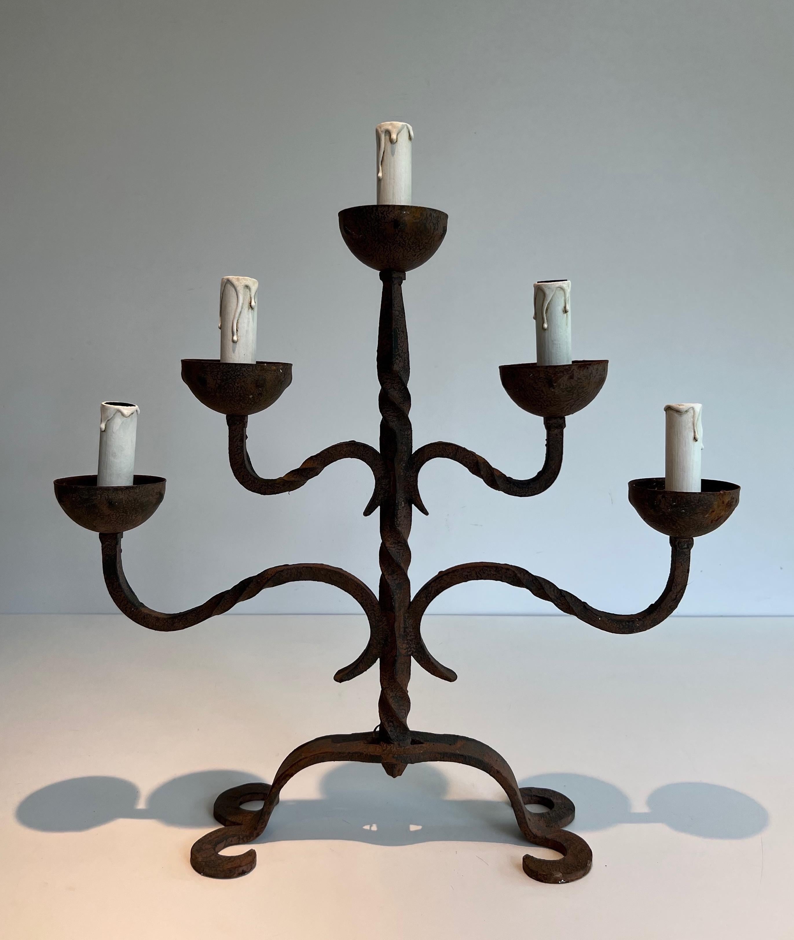 Ce joli chandelier à 5 lumières. est en fer forgé. Il s'agit d'un ouvrage français. Circa 1950