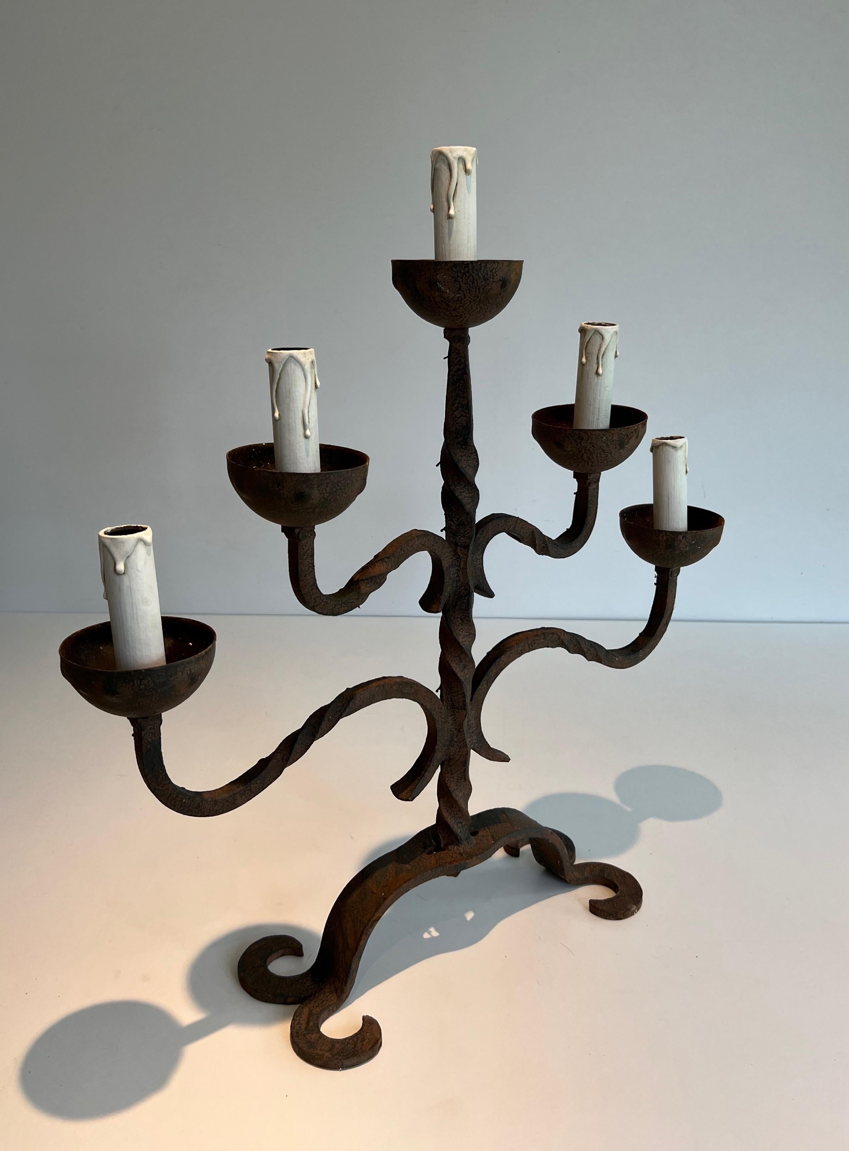 Français Chandelier en fer forgé à 5 lumières en vente
