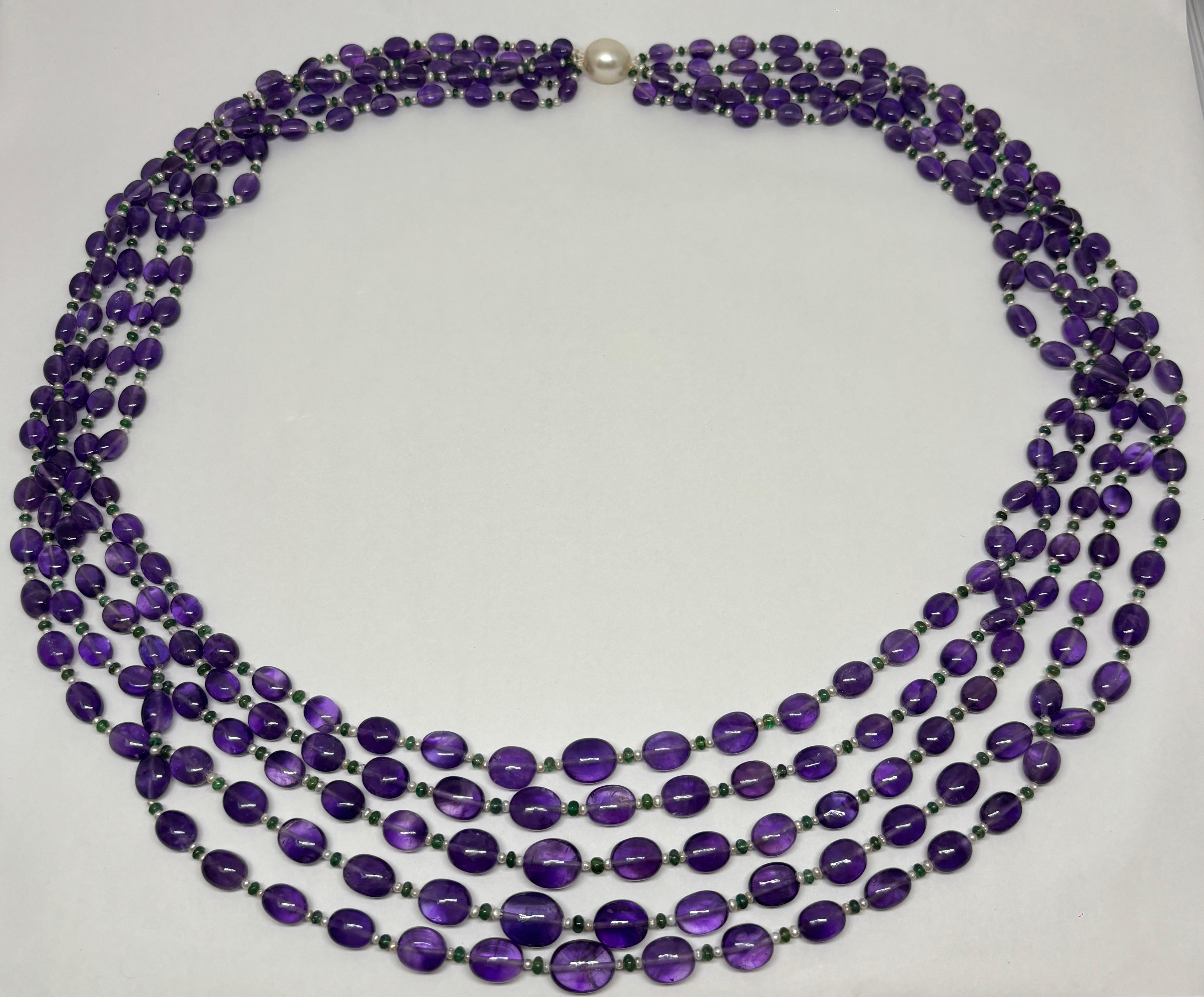Realizzata con 1.124 carati di ricche perle di ametista viola provenienti dall'Africa, questa collana presenta 28 carati di perle lucenti e 2 carati di smeraldi vibranti.

Con cinque linee fluide e una lunghezza impressionante di 72 pollici, si