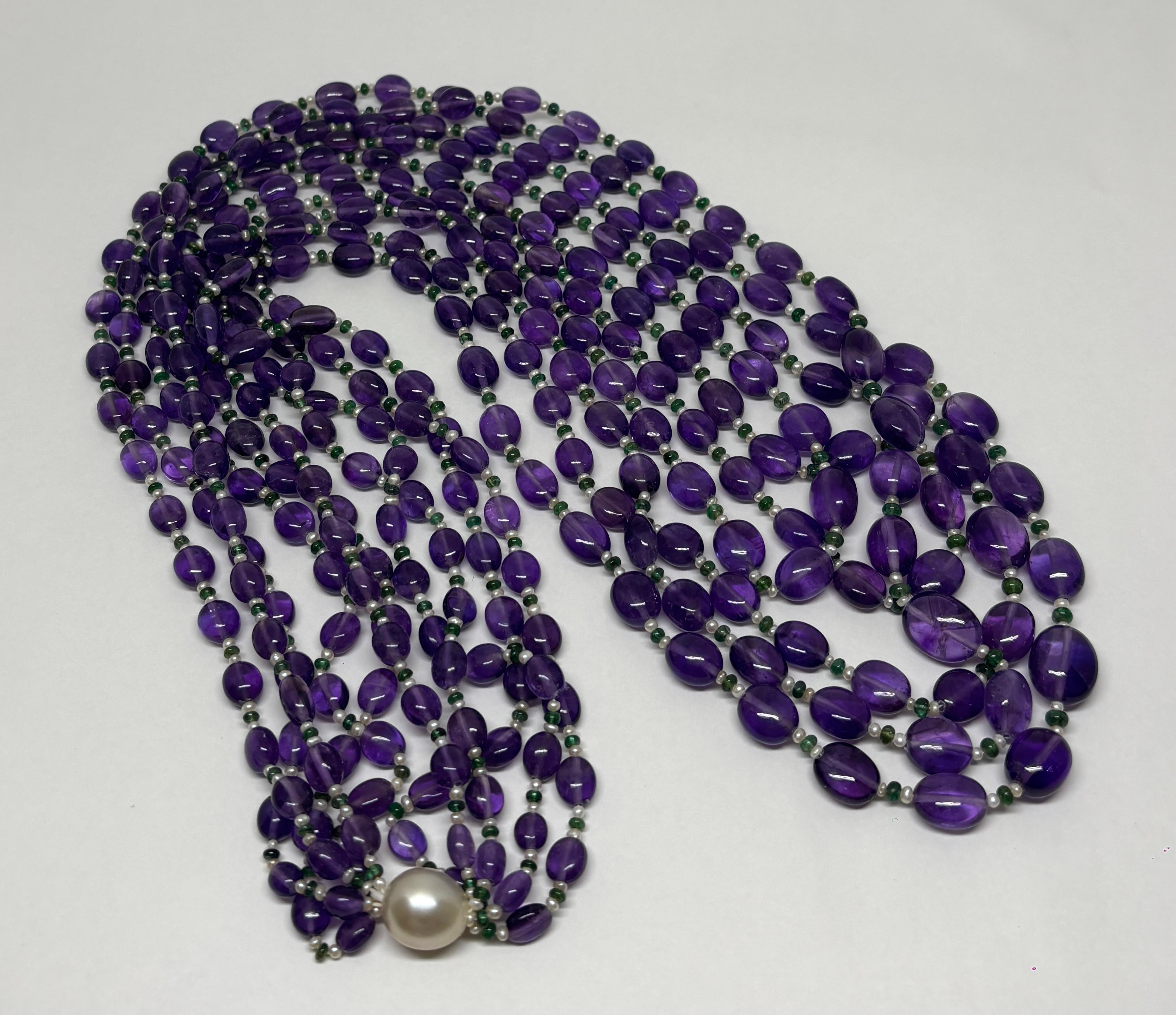 Contemporaneo 5 linee di perle di ametista Cts 1124 Collana di perle e smeraldi in vendita