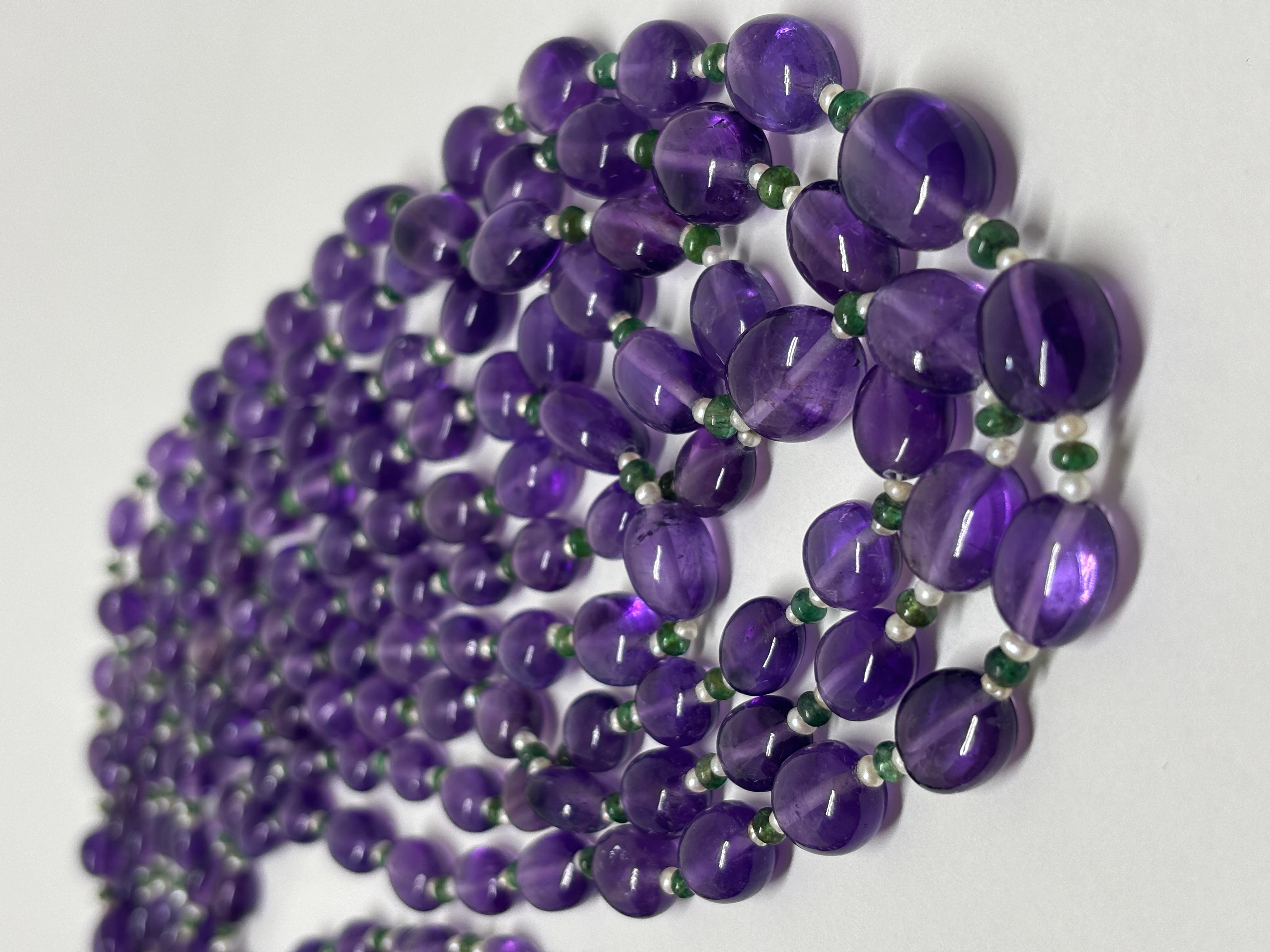 Donna 5 linee di perle di ametista Cts 1124 Collana di perle e smeraldi in vendita