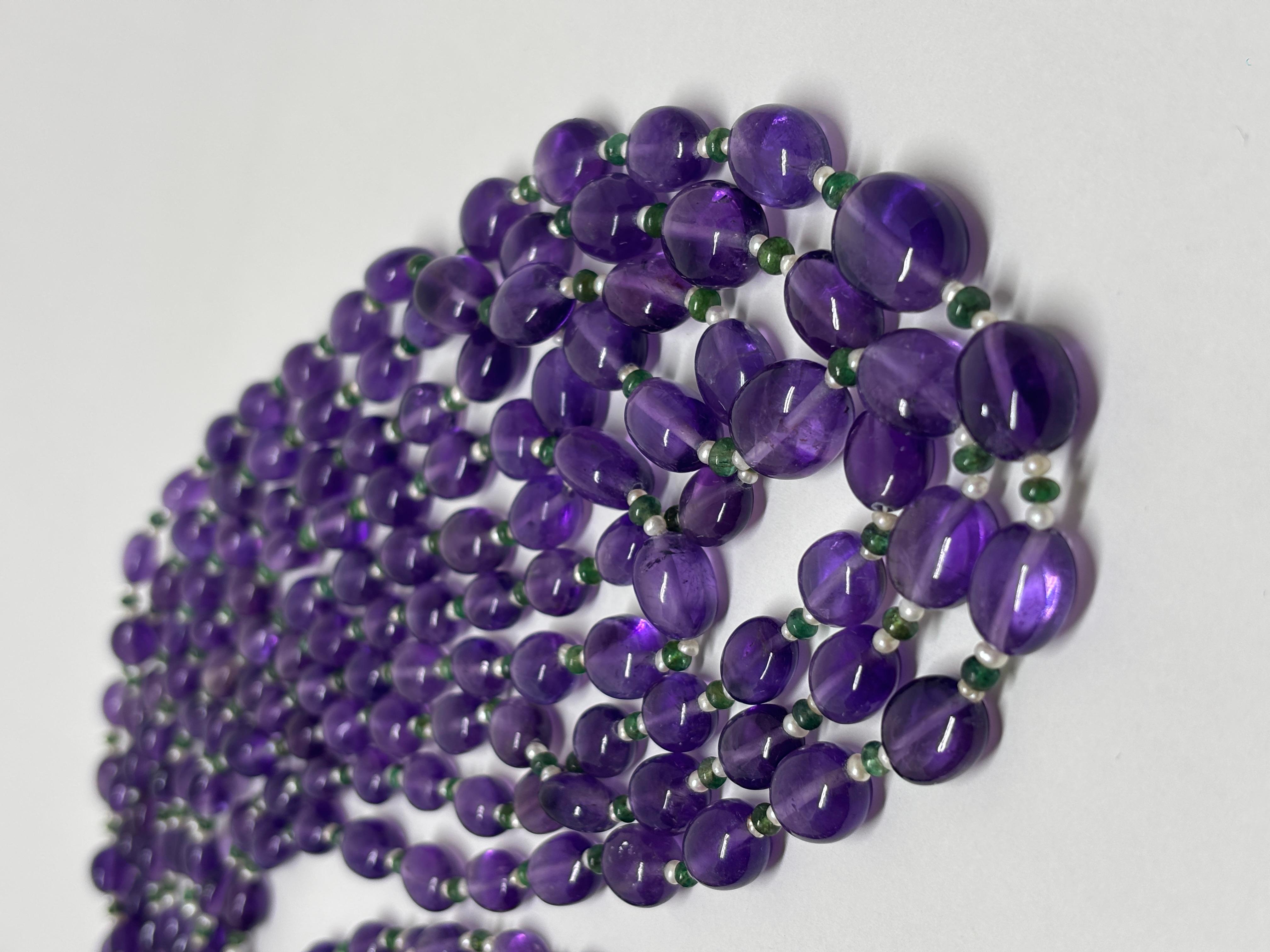 5 linee di perle di ametista Cts 1124 Collana di perle e smeraldi in vendita 1