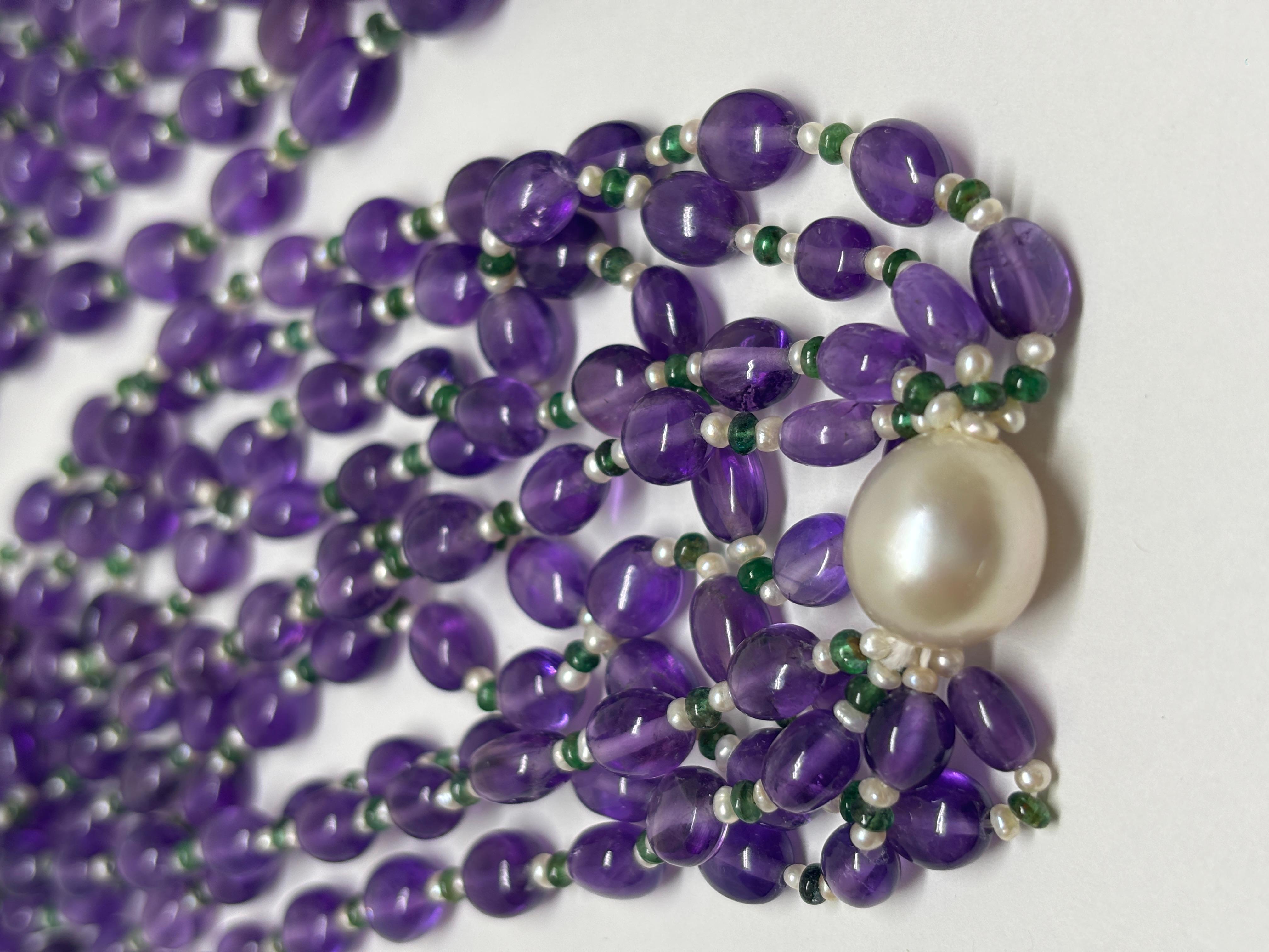 5 linee di perle di ametista Cts 1124 Collana di perle e smeraldi in vendita 2