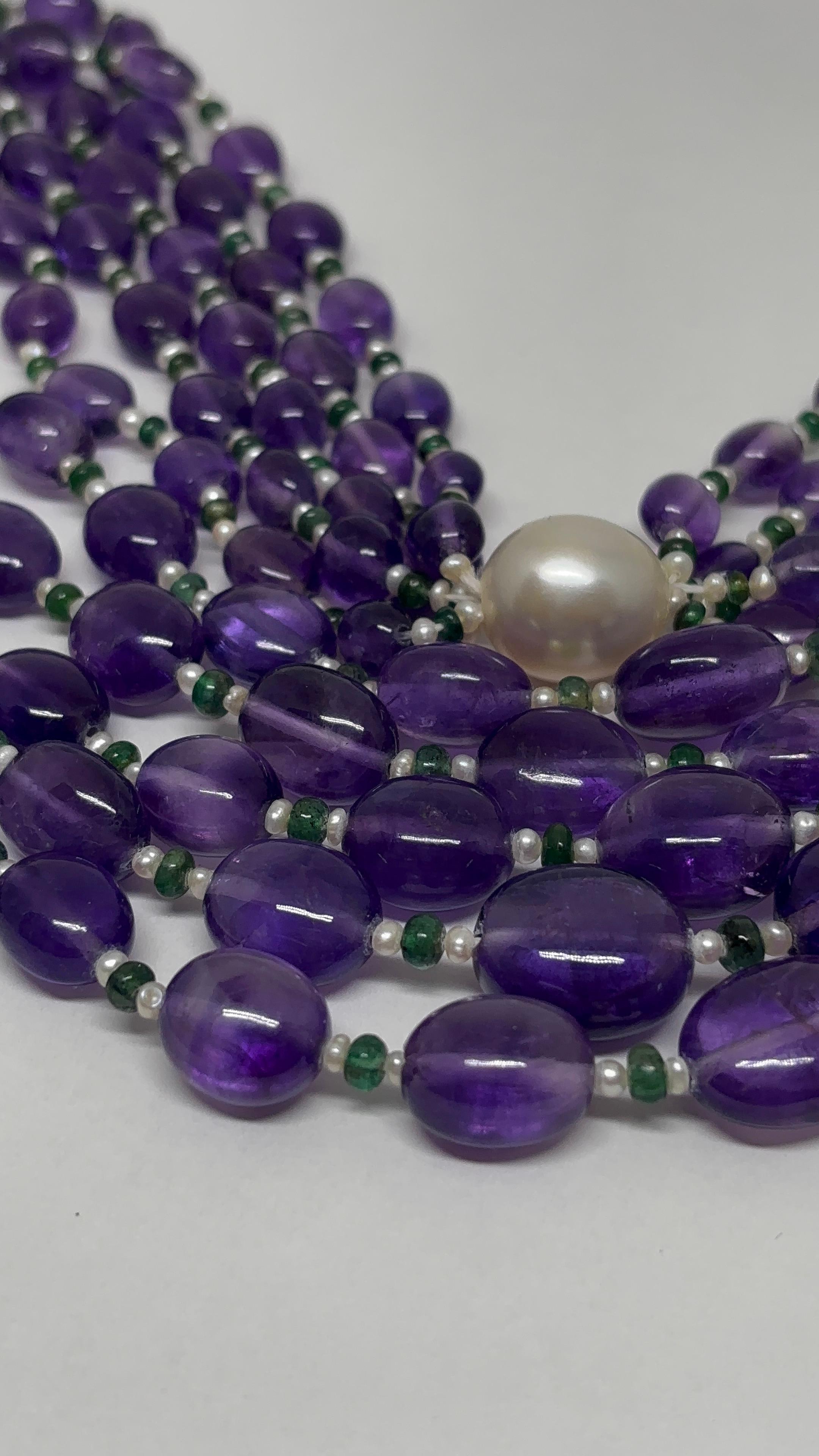 5 linee di perle di ametista Cts 1124 Collana di perle e smeraldi in vendita 3