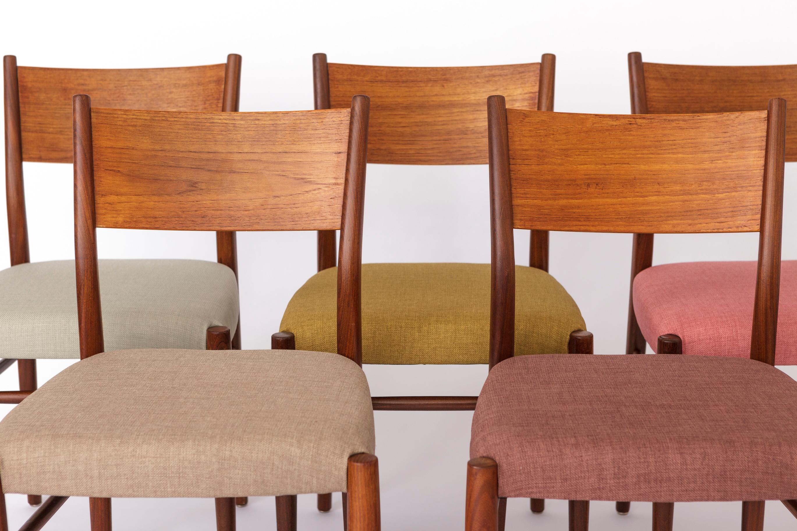 Set of 5 Chairs by Lübke, Germany
Produced in the 1960s–1970s, this set of 5 chairs showcases timeless German craftsmanship. The displayed price is for the complete set.

Details:
	•	Sturdy teak wood frames, professionally refurbished and oiled for