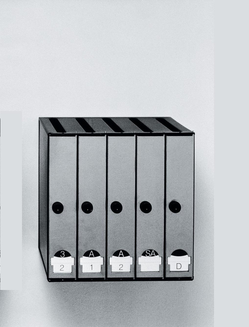 5 Briefkasten von Lluis Clotet & Oscar Tusquets 
Abmessungen: D 32 x B 40 x H 40 cm 
MATERIALIEN: Aus Stahlblechen mit schwarzer Polyester-Pulverbeschichtung (RAL 9005). Türen aus poliertem Edelstahl mit einem transparenten Acrylfenster und weißer