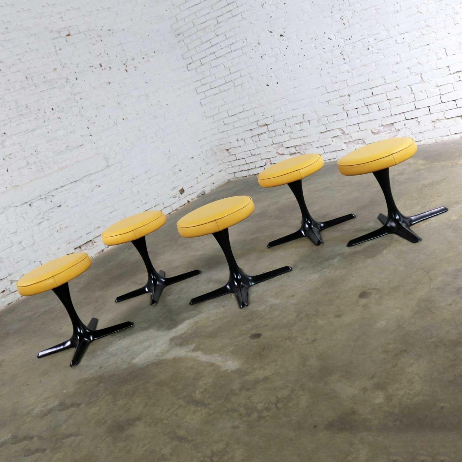 5 Mid-Century Modern Burke Division for Brunswick Tulip Style Swivel Low Stools In Good Condition In Topeka, KS