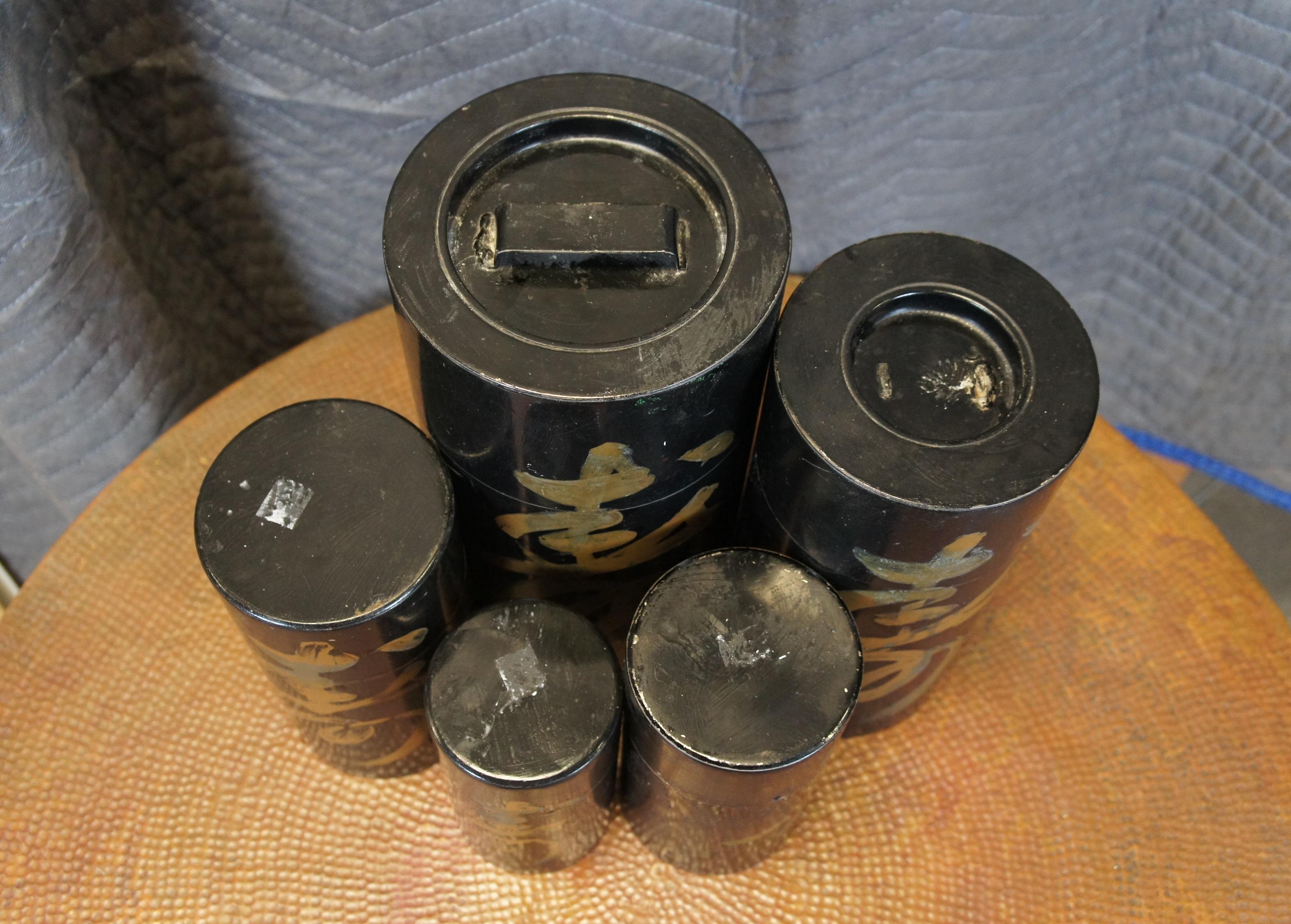 5 barattoli di latta giapponesi di metà secolo per il tè e il caffè, barattoli Kanji da 12 pollici In condizioni buone in vendita a Dayton, OH