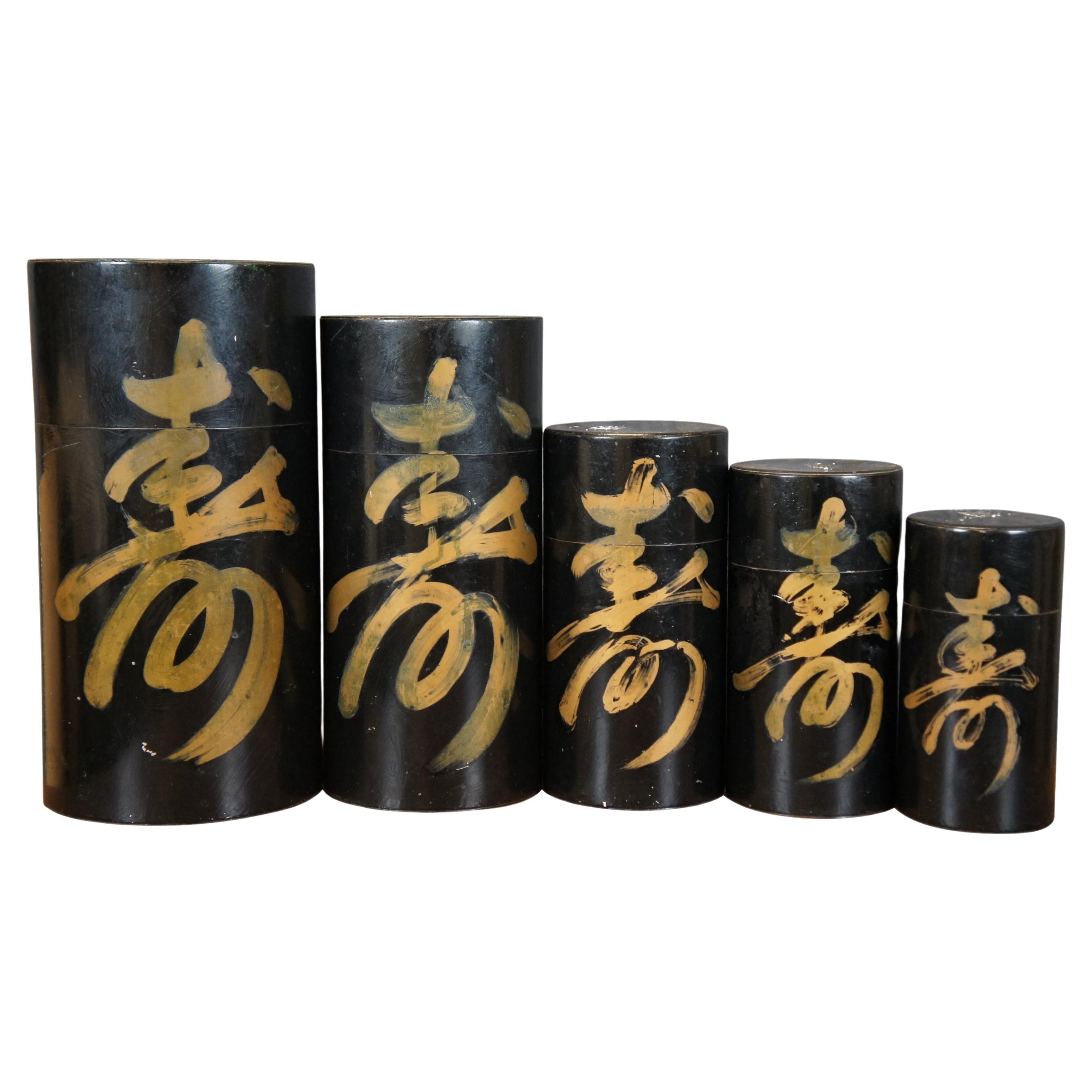 Set di cinque contenitori da tè giapponesi vintage a nido. Realizzato in stagno, ha una forma cilindrica dipinta di nero e impreziosita da una parola in oro. Due hanno ancora il secondo coperchio interno.

Dimensioni:
Il più grande - 6