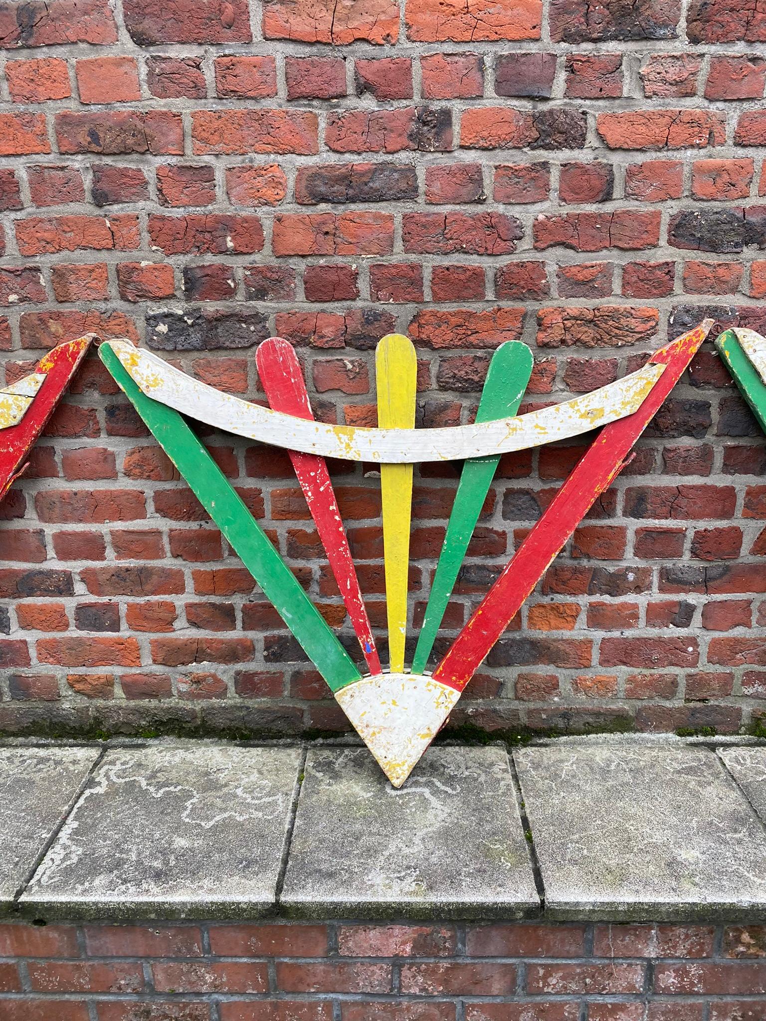 5 Anciennes barrières de cirque itinérant.
Peint sur les deux faces.
Ils étaient accrochés à des supports, ces supports sont manquants.
Petites cassures, usure de la patine.
Très charmant.