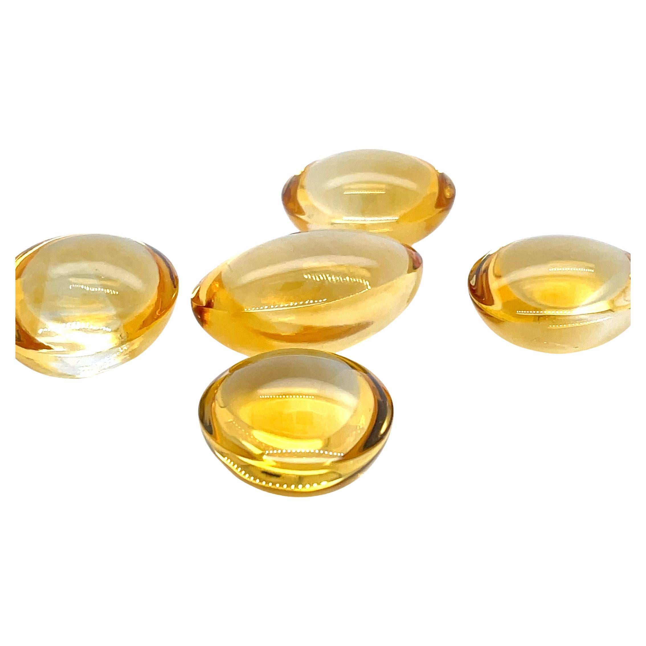 In dieser Collection'S sind fünf atemberaubende ovale Citrin-Cabochons mit einem Gesamtgewicht von 252,70 Karat zu sehen. 

Diese aus Brasilien stammenden Edelsteine haben einen wunderschönen goldenen Schimmer und symbolisieren Freude, Überfluss und