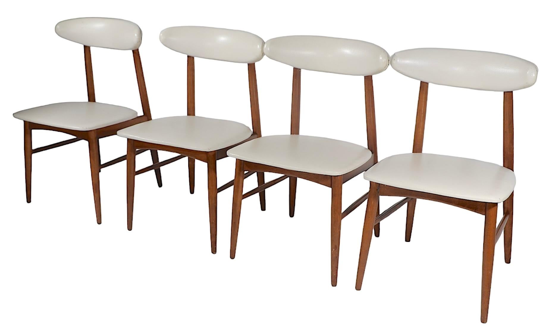 Mid Century Esstischgarnitur mit vier Stühlen und einem Esstisch.
Diese  Das Set wurde von Viko Baumritter um 1950/1960 herum entworfen. Es ist in einem guten, originalen Vintage-Zustand mit einigen Alters- und Gebrauchsspuren, spezifischer