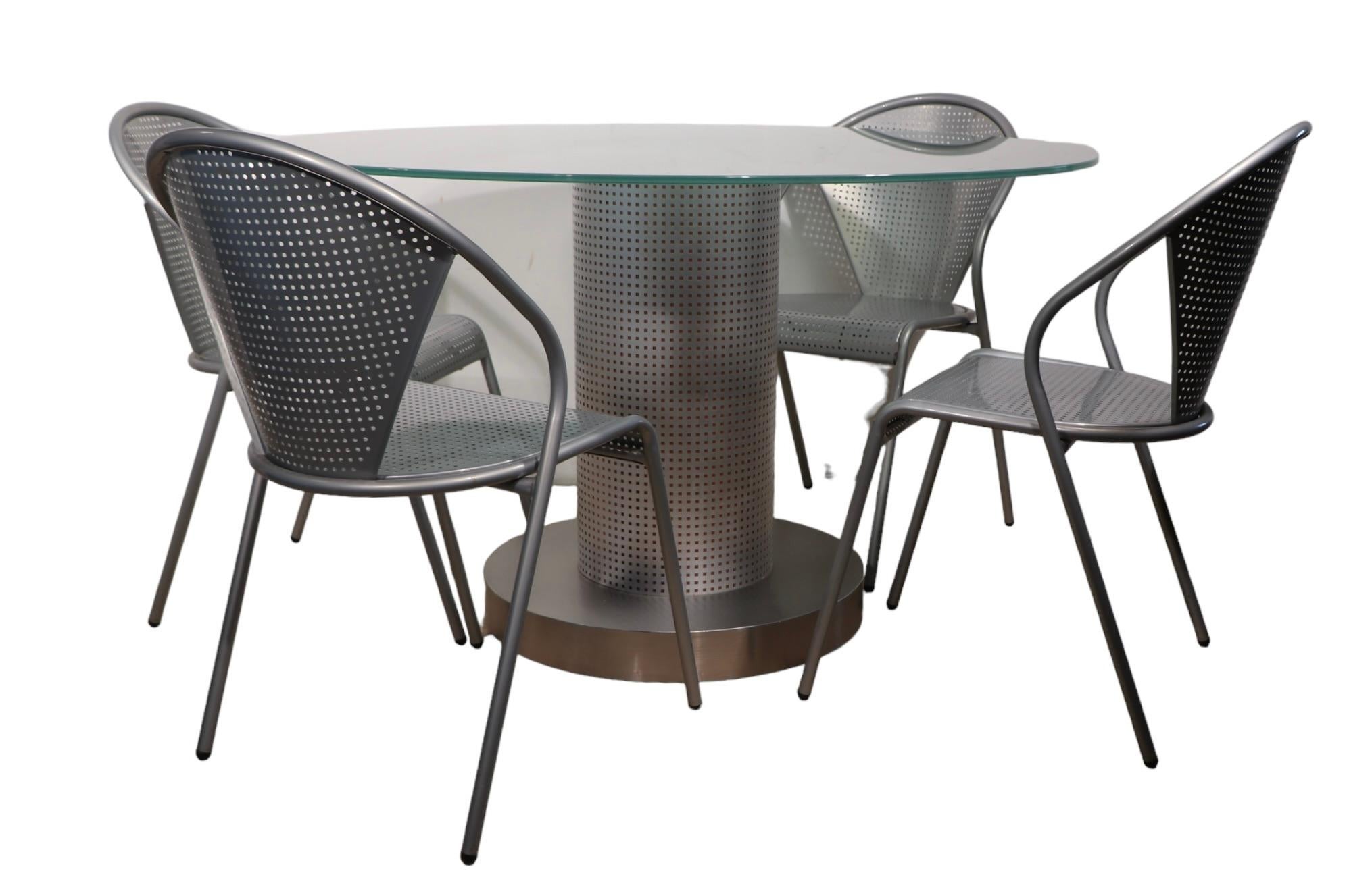 5 pc. Ensemble de tables à dîner postmodernes de style européen avec plateau en verre et chaises en métal en vente 3