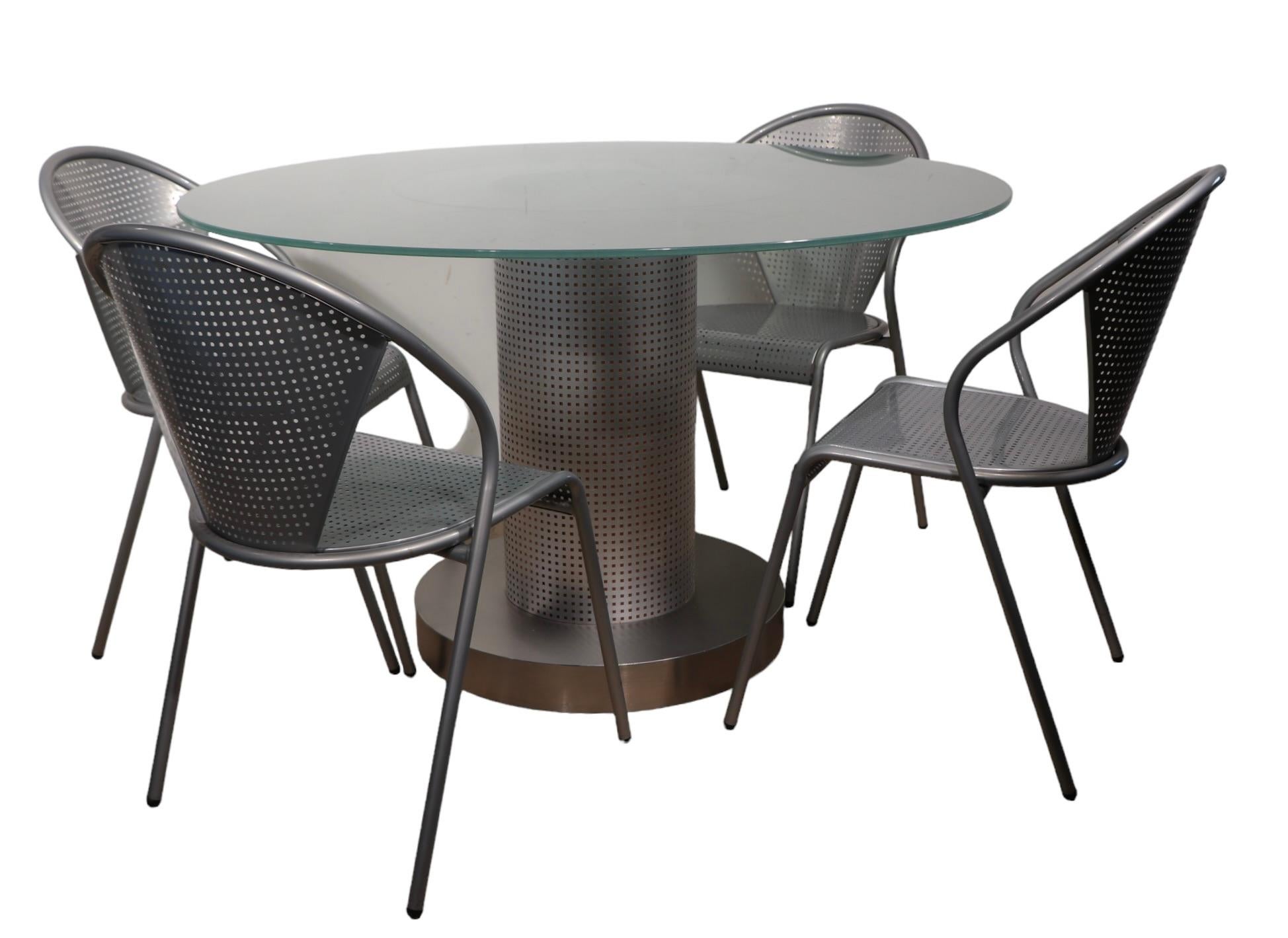 5 pc. Ensemble de tables à dîner postmodernes de style européen avec plateau en verre et chaises en métal en vente 4