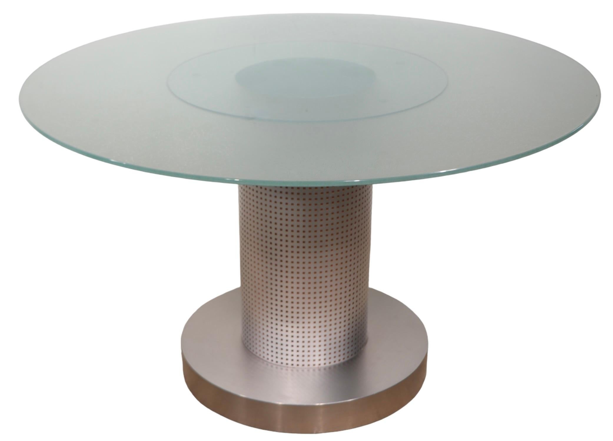 5 pc. Ensemble de tables à dîner postmodernes de style européen avec plateau en verre et chaises en métal en vente 5