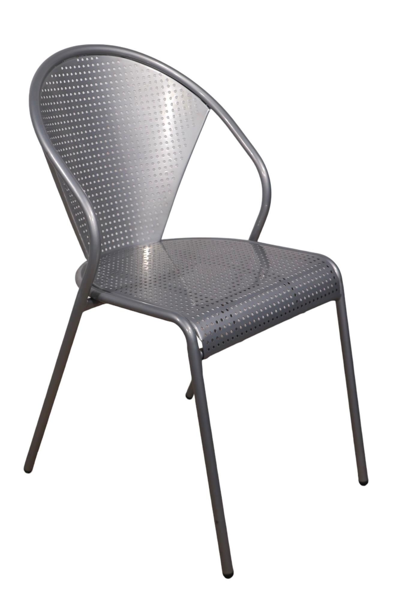Postmoderne 5 pc. Ensemble de tables à dîner postmodernes de style européen avec plateau en verre et chaises en métal en vente