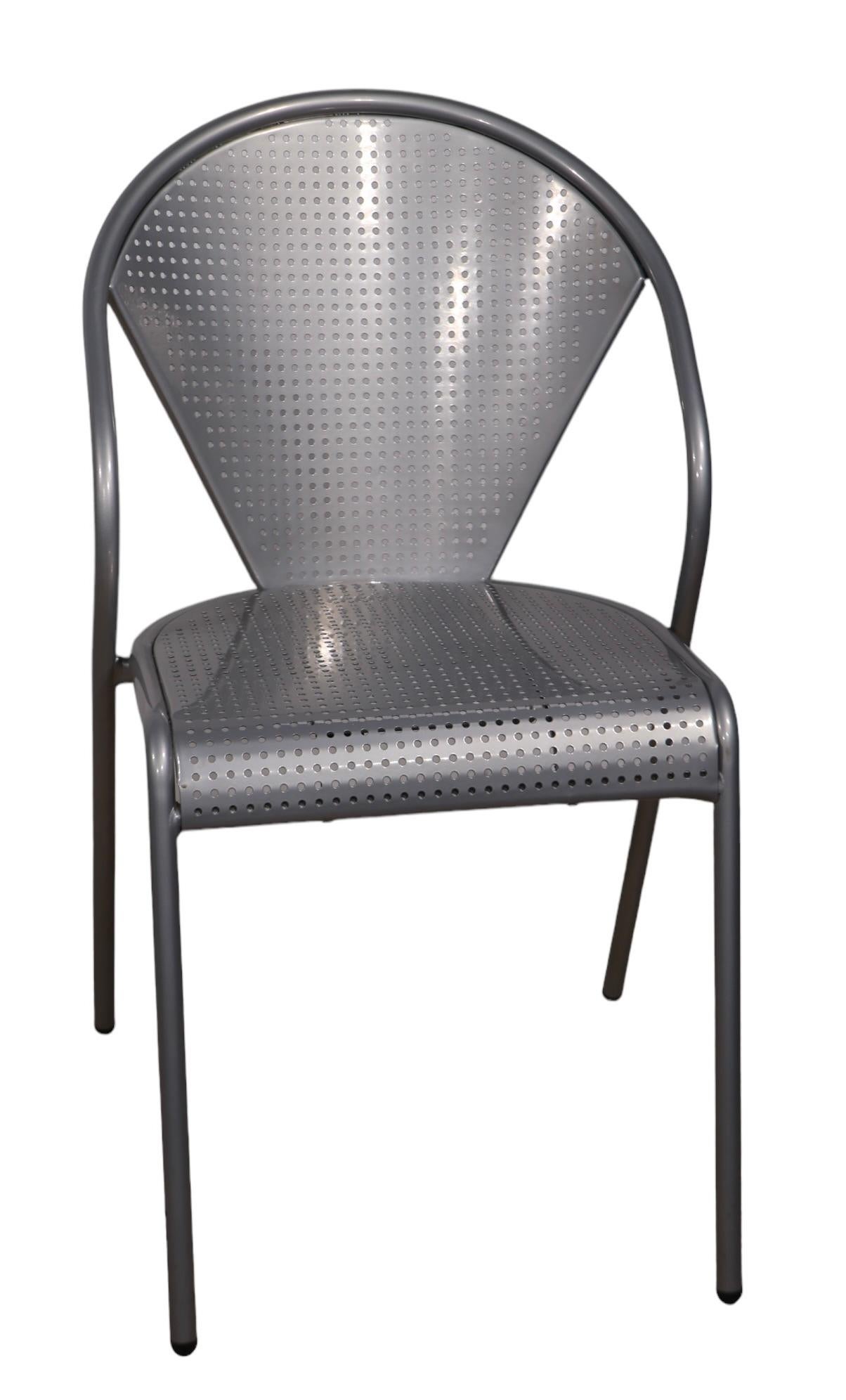 5 pc. Ensemble de tables à dîner postmodernes de style européen avec plateau en verre et chaises en métal Bon état - En vente à New York, NY