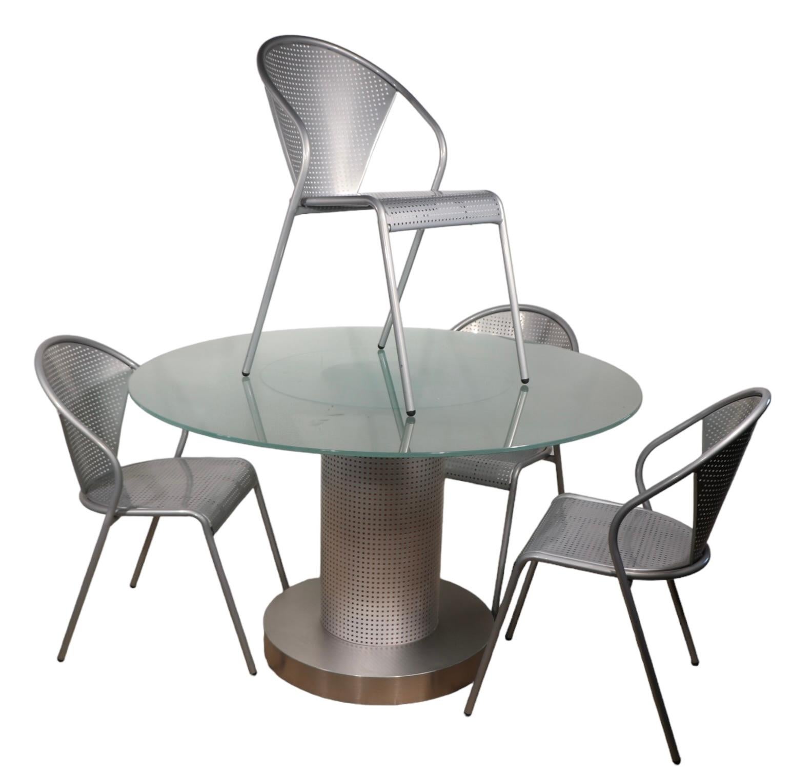 XXIe siècle et contemporain 5 pc. Ensemble de tables à dîner postmodernes de style européen avec plateau en verre et chaises en métal en vente