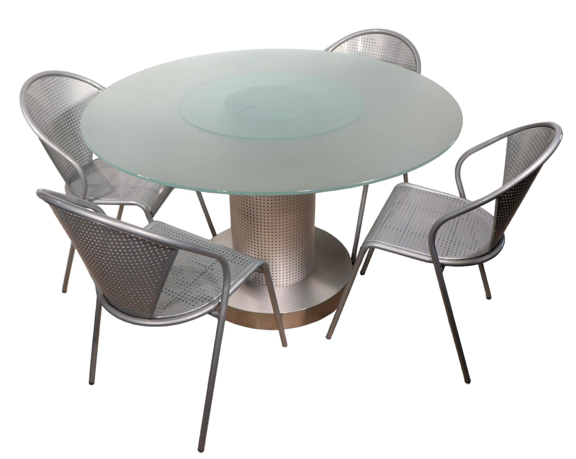 Métal 5 pc. Ensemble de tables à dîner postmodernes de style européen avec plateau en verre et chaises en métal en vente