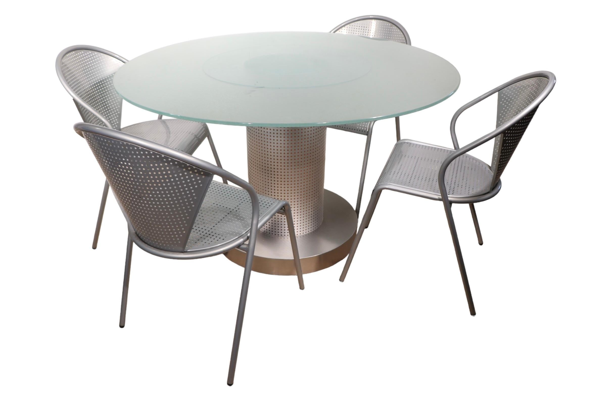 5 pc. Ensemble de tables à dîner postmodernes de style européen avec plateau en verre et chaises en métal en vente 1