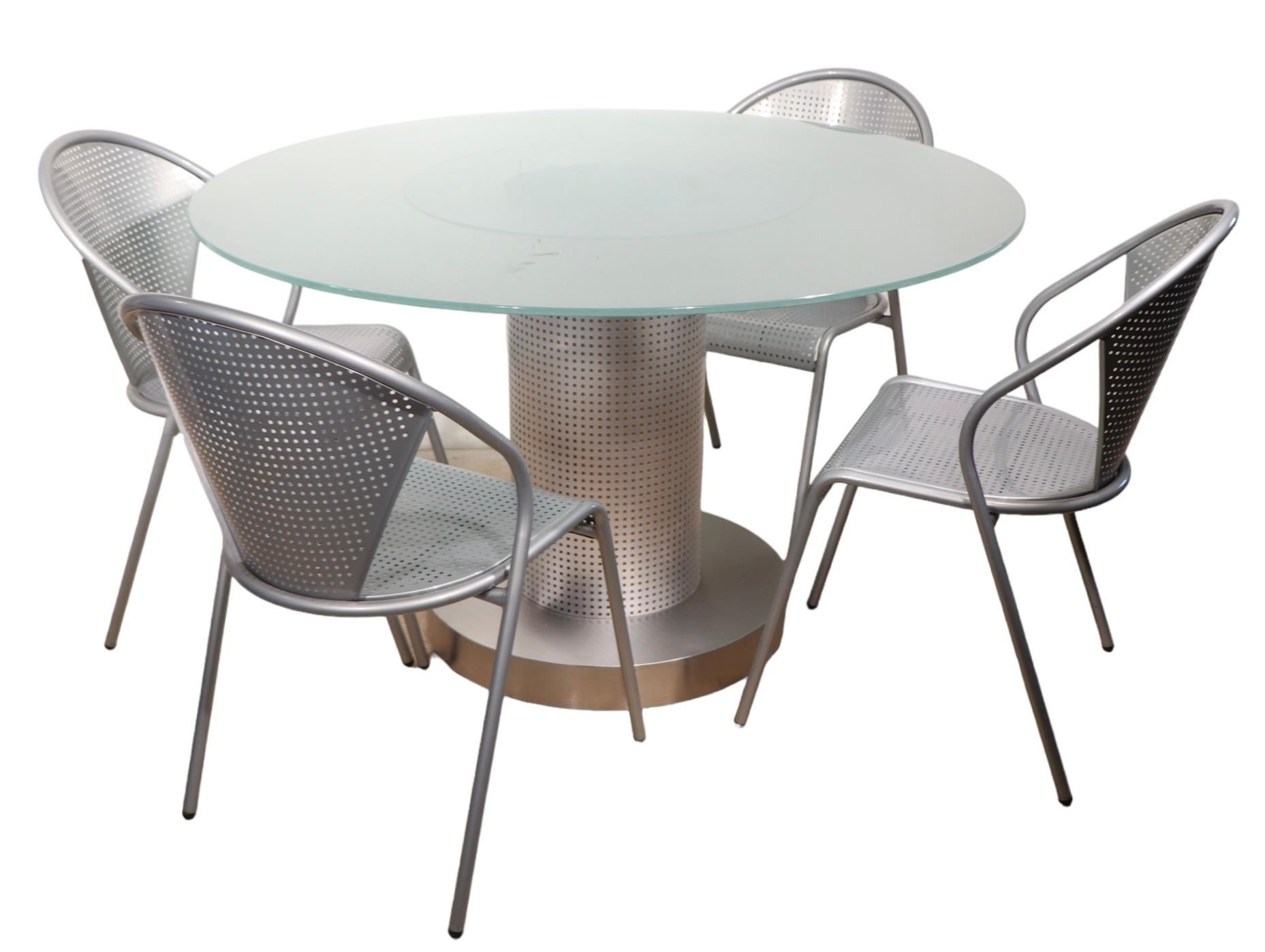5 pc. Ensemble de tables à dîner postmodernes de style européen avec plateau en verre et chaises en métal en vente 2