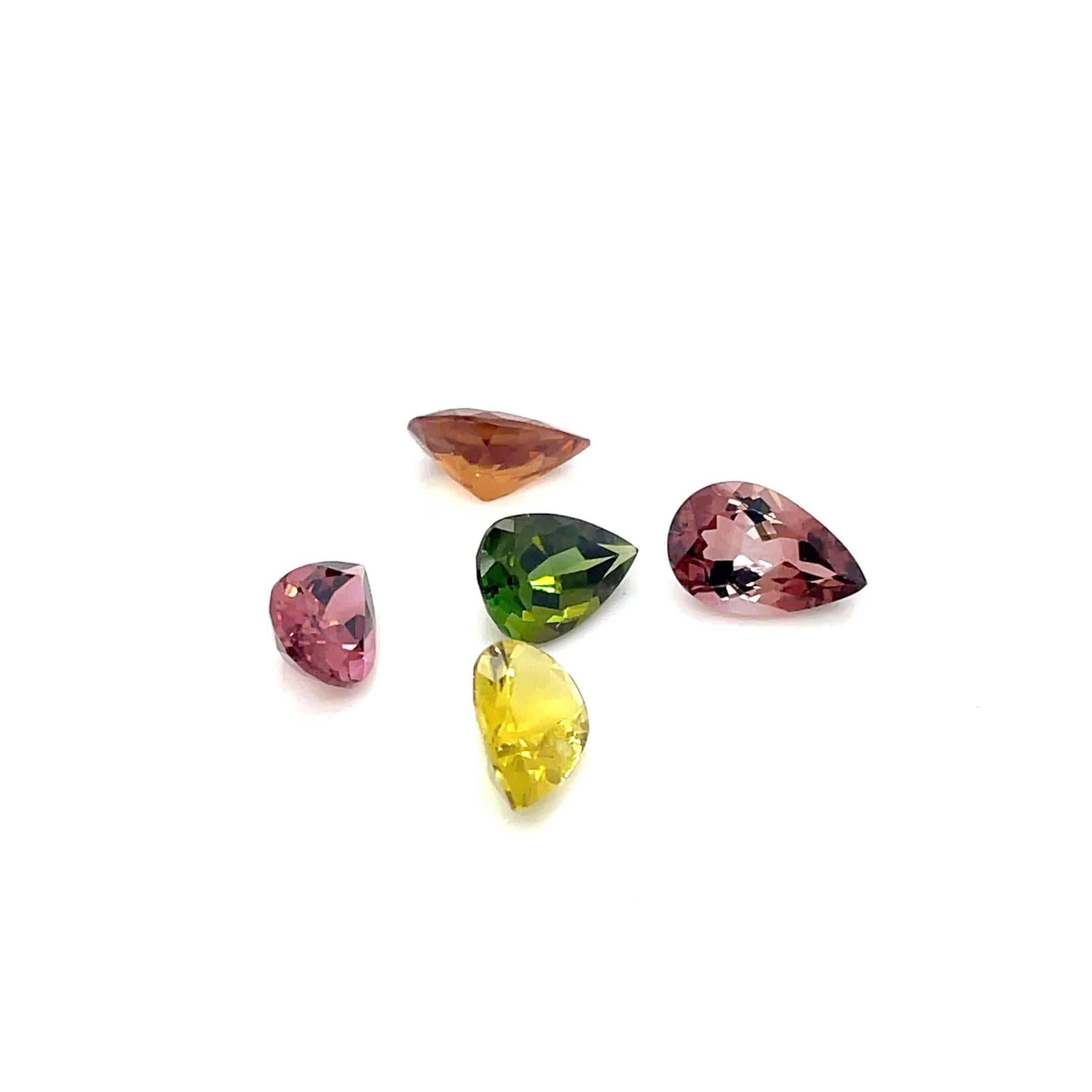 Ogni pietra racconta la sua storia e aspetta di brillare in un pezzo unico come te.

Queste cinque splendide tormaline a forma di pera, per un totale di 9,58 carati, abbagliano con un mix di colori vibranti e naturali. 

Ogni gemma brilla con una