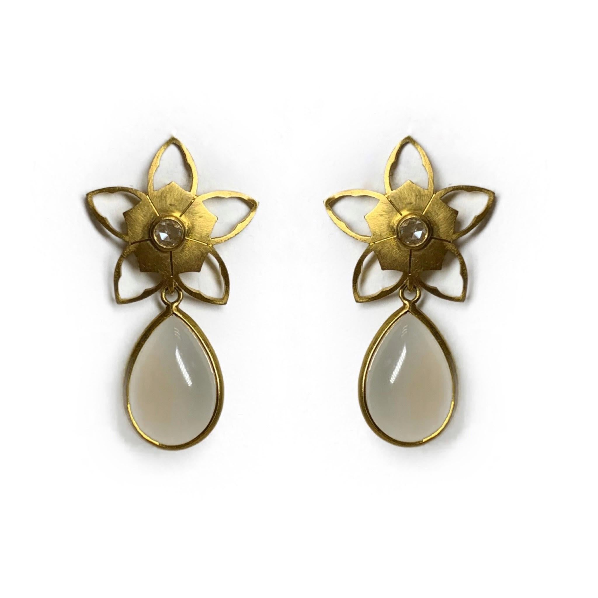 Contemporary 5 Petal Diamond Flower with Detachable Earrings in 18 Karat Gold, A2 by Arunashi For Sale