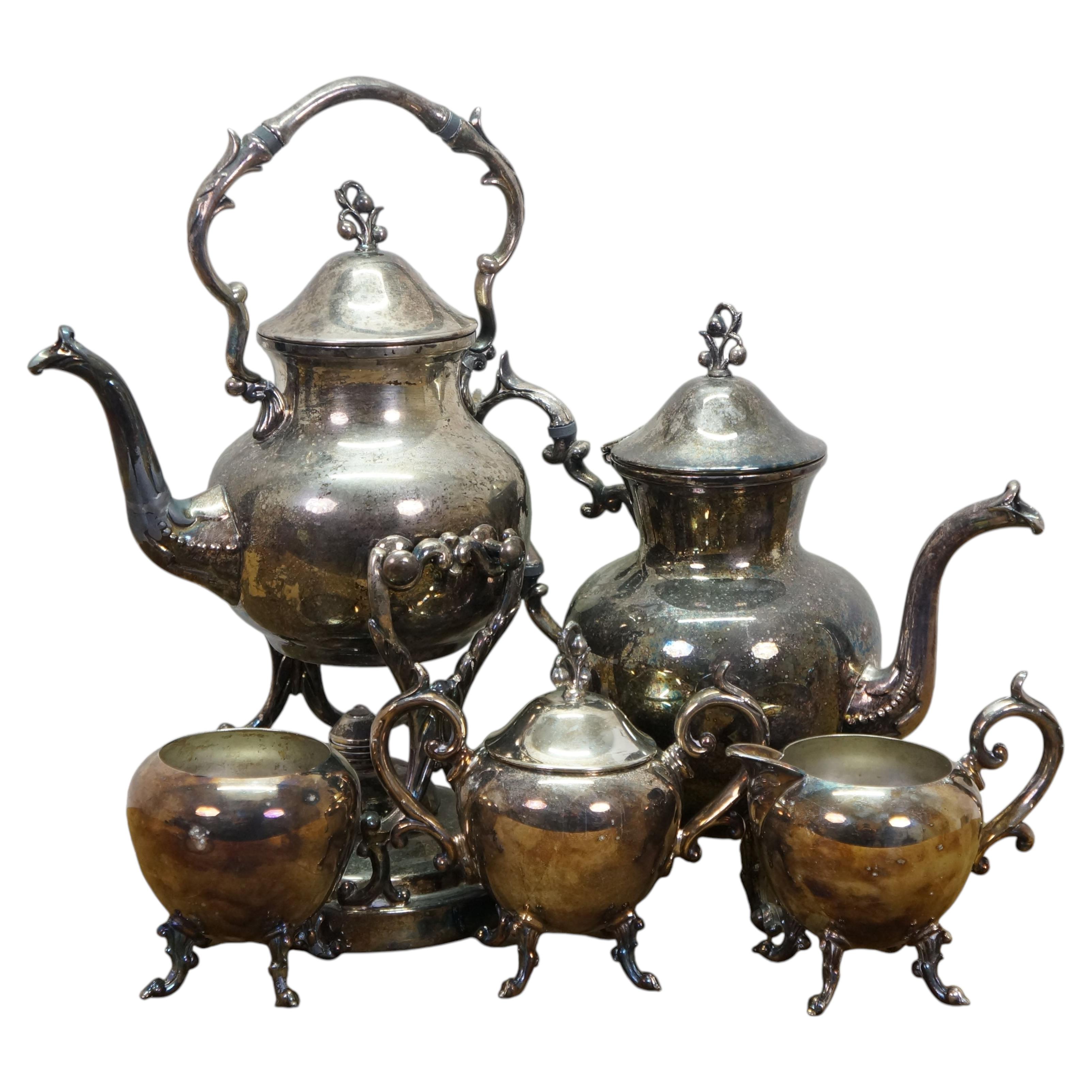 Service à thé antique de 5 pièces en argent plaqué de la société Birmingham Silver Co, comprenant une bouilloire basculante, un sucrier et un pot à crème en vente