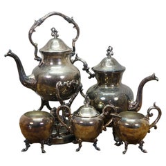 Servizio da tè antico in 5 pezzi placcato argento della Birmingham Silver Co., con bollitore ribaltabile, zuccheriera e lattiera