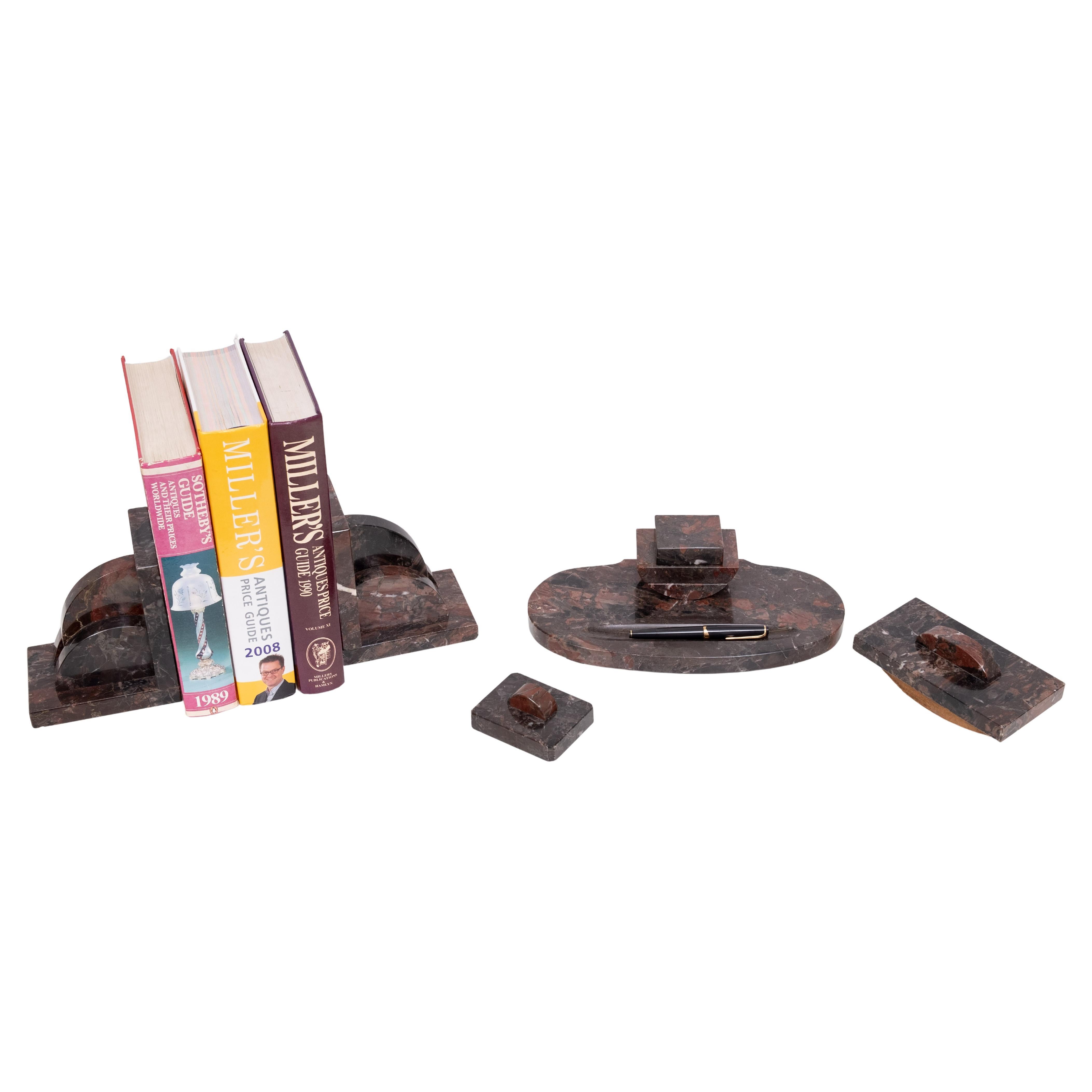 5-tlg. Art Deco Schreibtisch Set ,Massiv Griotte Marmor . Buchstützen 
Tintenfass, Briefbeschwerer und ein Löschblatt zum Trocknen der Tinte.
Guter Zustand.   