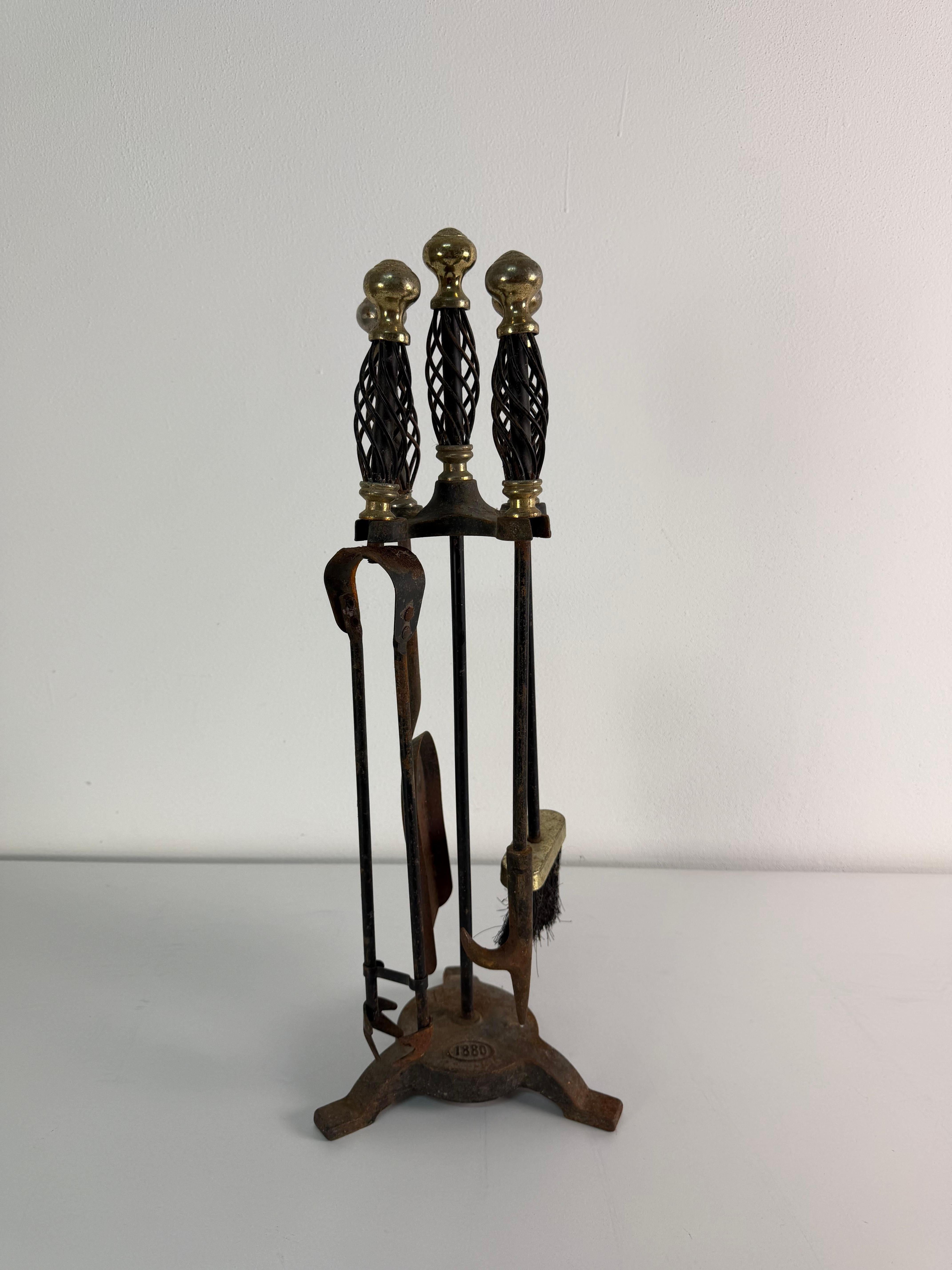 Ensemble de cheminée 5 pièces en laiton et en fer, années 1960
Bon état, intact, avec des signes d'ancienneté qui attestent de son authenticité.