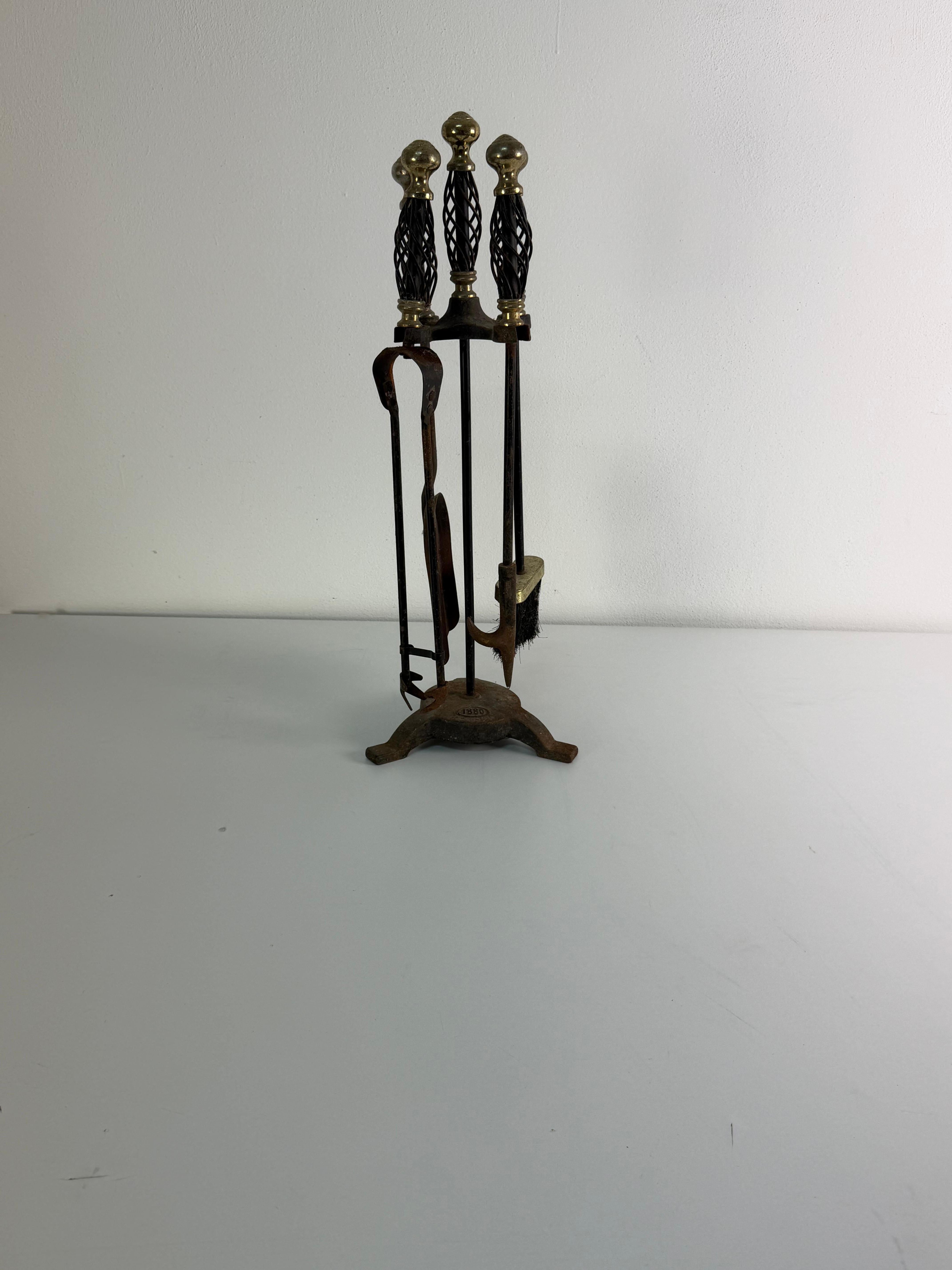 Milieu du XXe siècle Ensemble de cheminées en laiton et en fer à 5 pièces, années 1960 en vente
