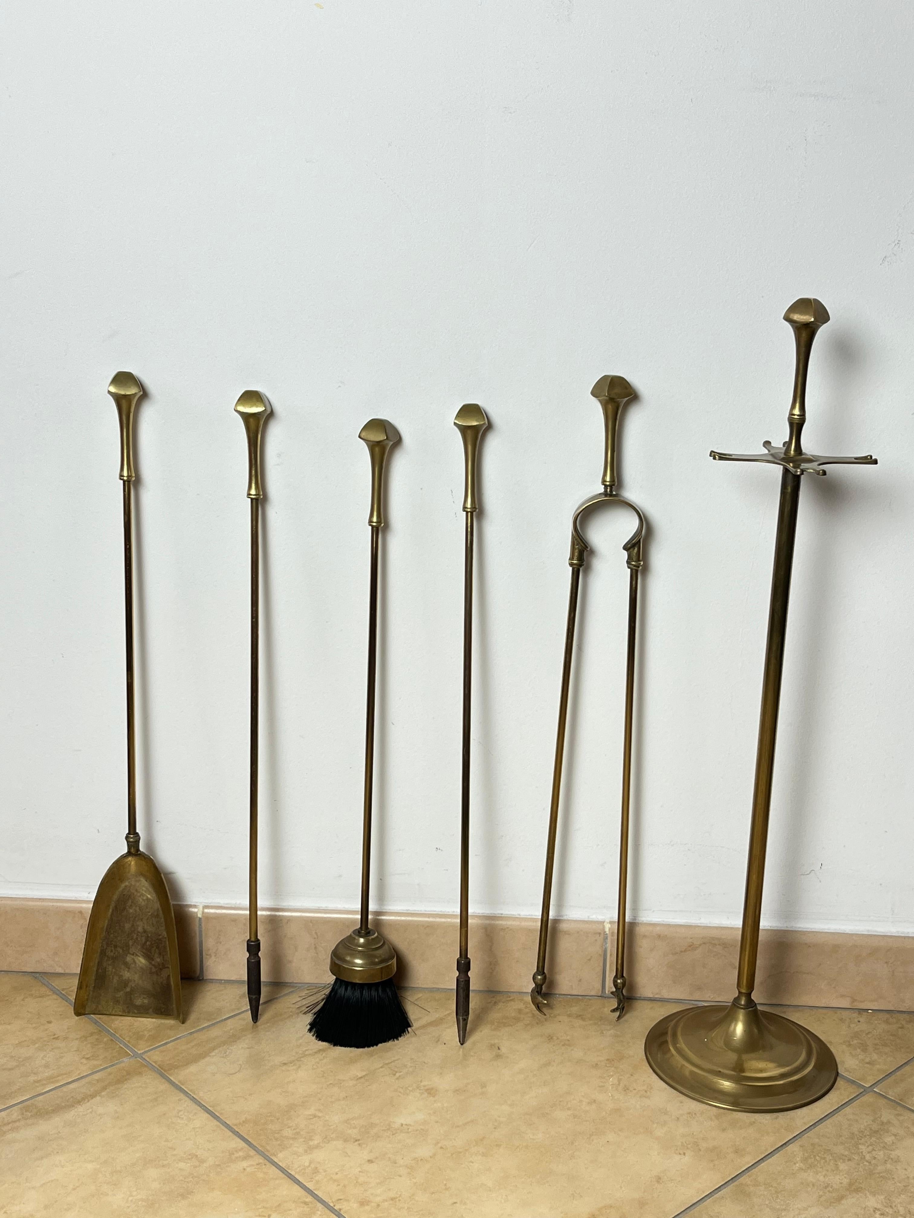 5-piece brass fireplace set and brass tool holder, Italy, 1970s
Found inside a noble villa, good condition.