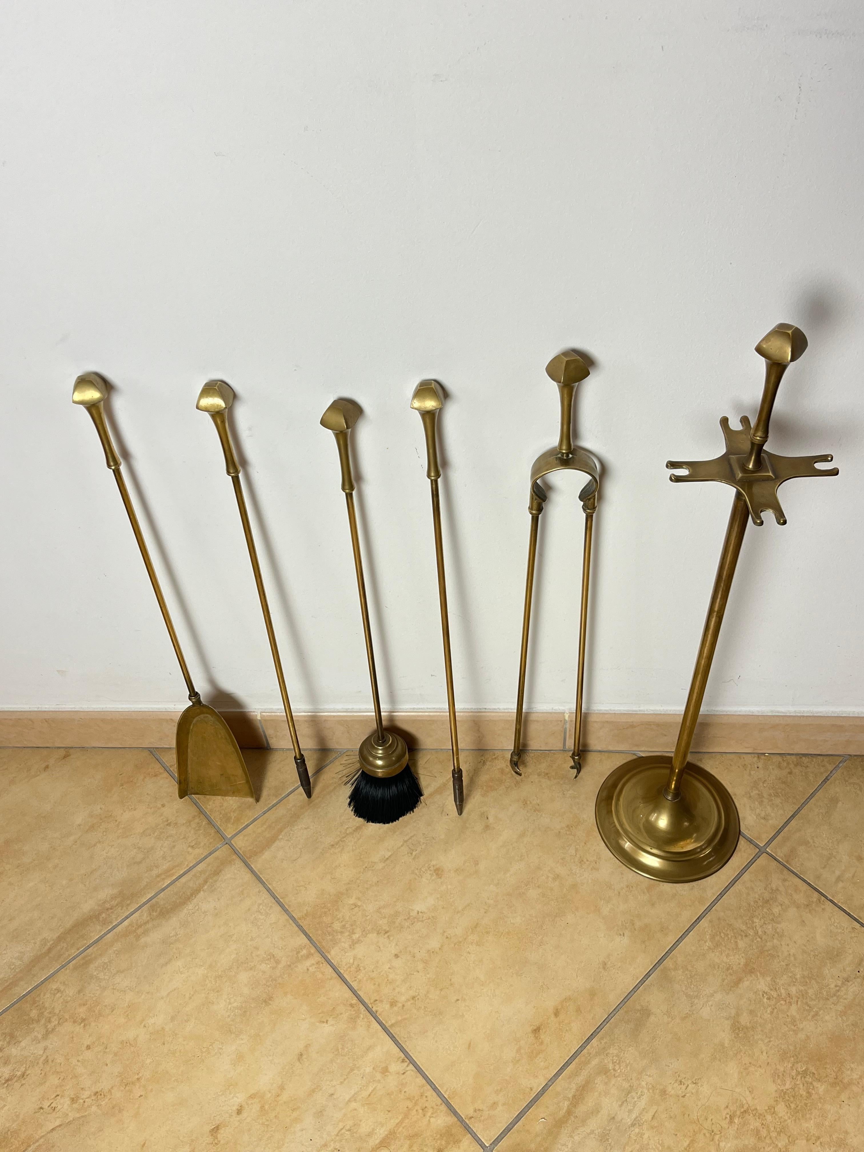 5-Piece Brass Fireplace Set and Brass Tool Holder, Italy, 1970s In Good Condition For Sale In Palermo, IT