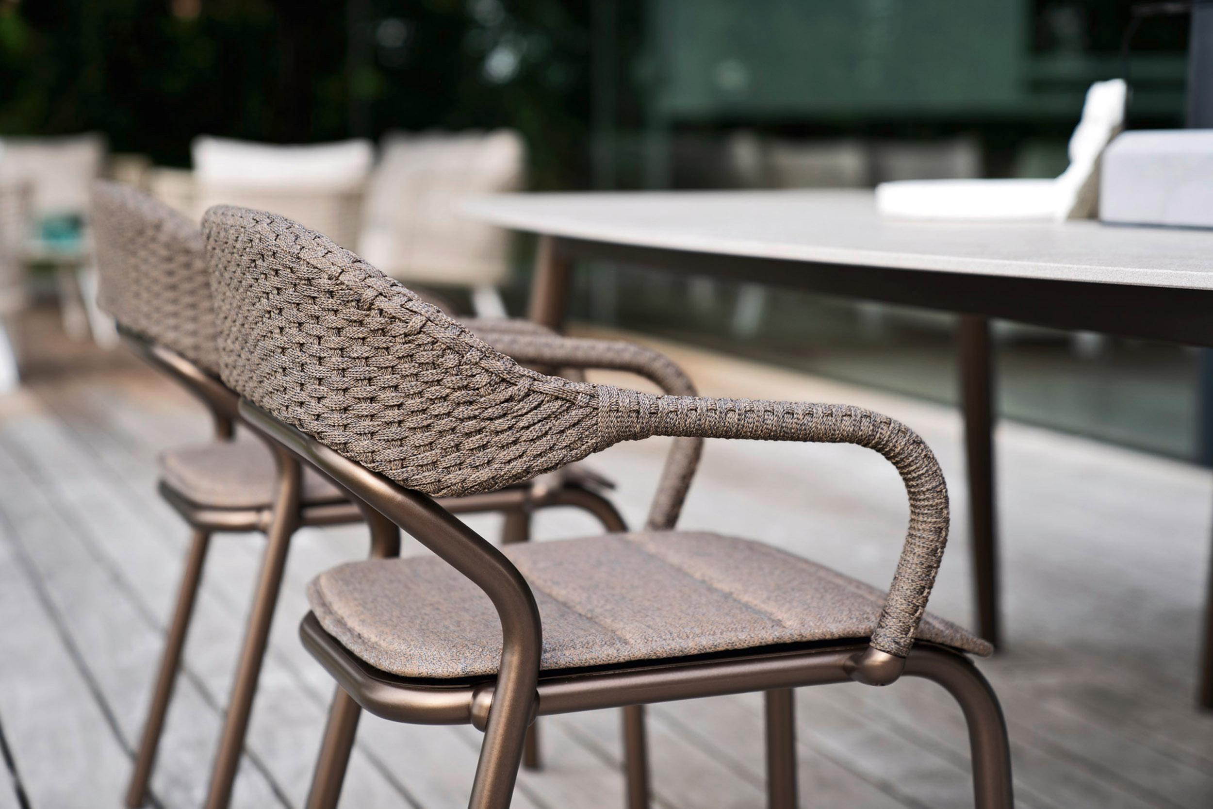 Der Plinto-Tisch von Pio e Tito Toso. 
Das Design des Tischfußes erinnert an die Form eines Baumstamms und seiner Wurzeln, ein Paradigma der Stabilität. Der Plinto-Tisch ist ideal für Frühstück, Mittagessen und Aperitifs im Freien. Aufgrund seiner