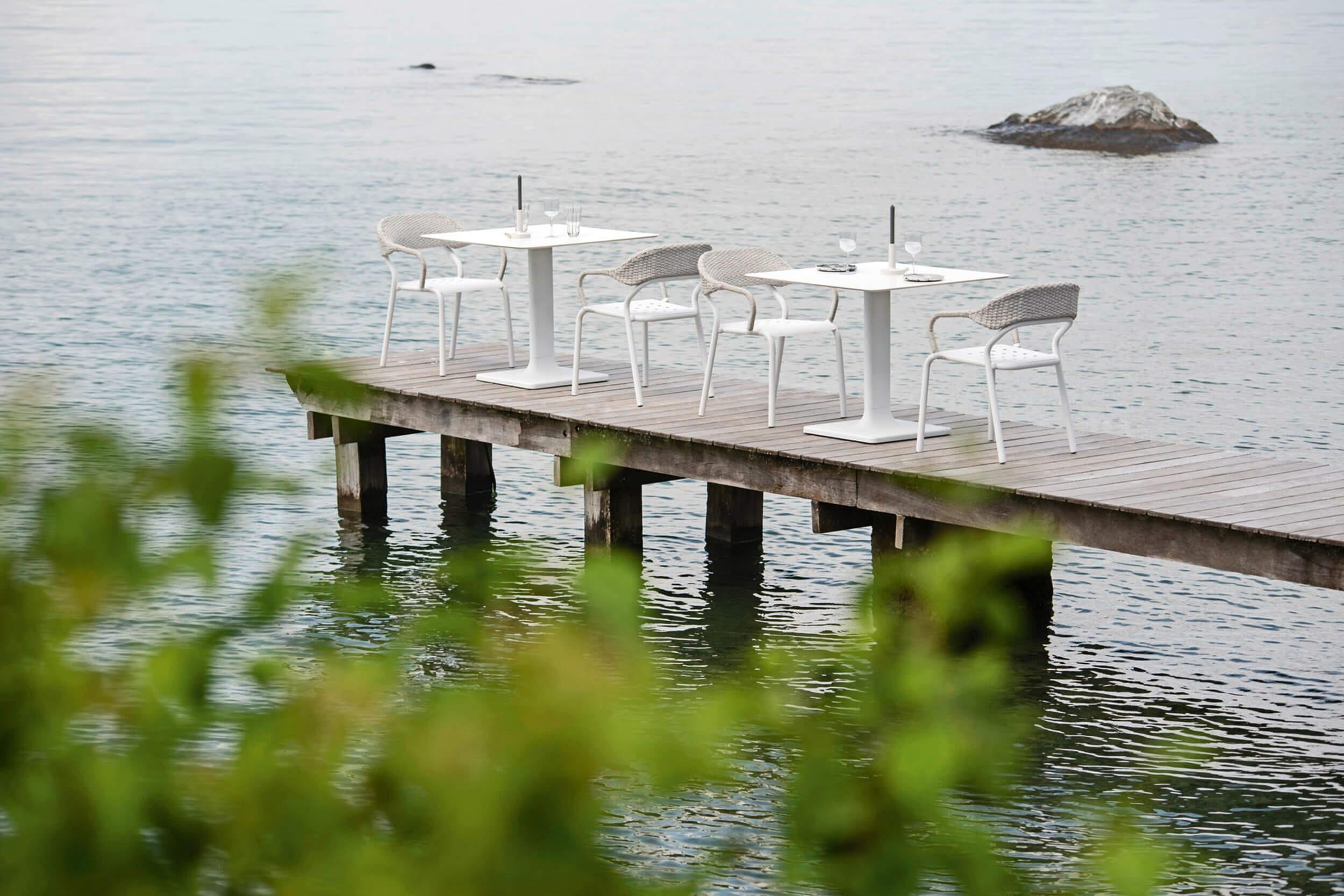 5-Piece Italian Outdoor Dining Set-einschließlich Tisch und 4 stapelbaren Stühlen (Italienisch) im Angebot