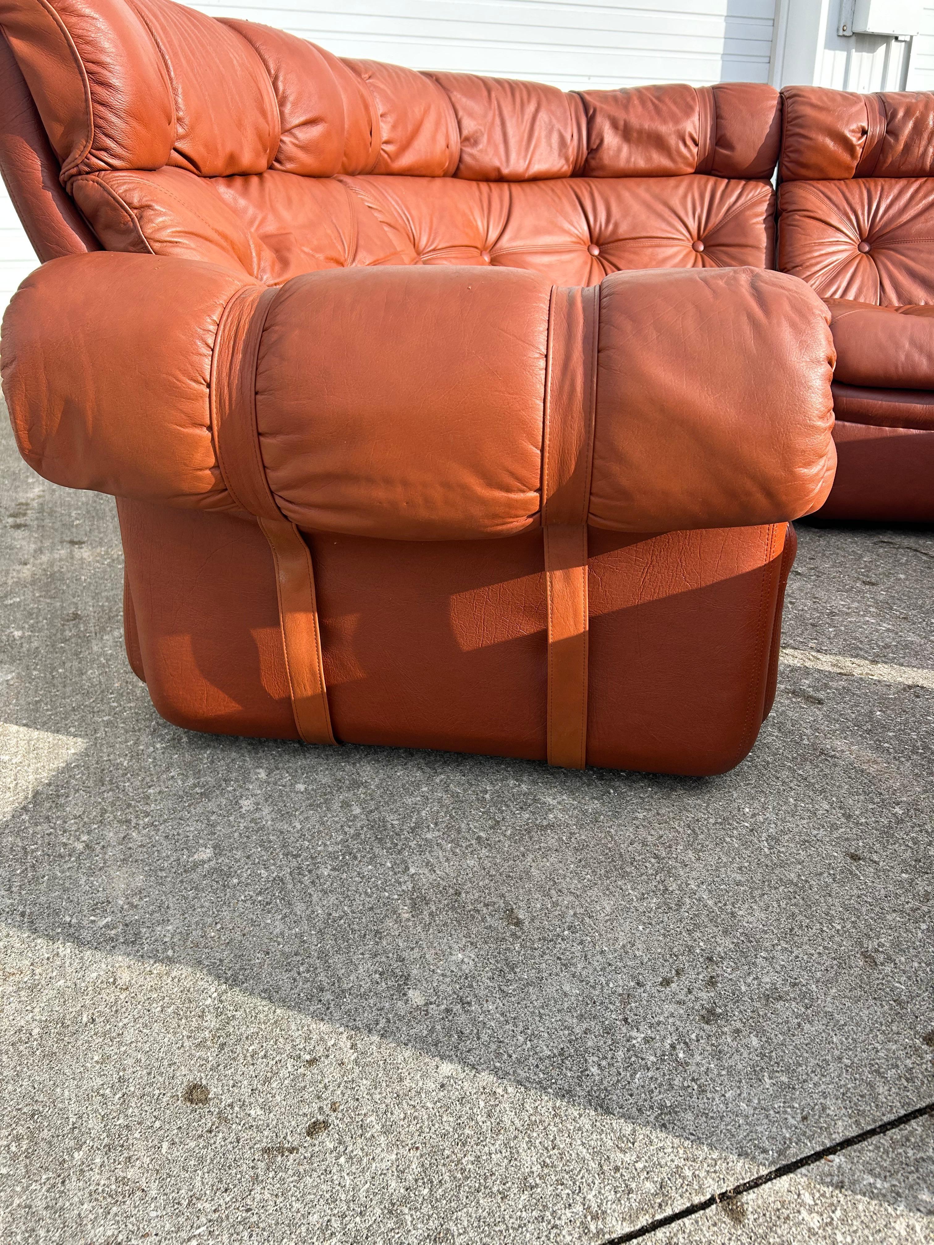 5 Pieces MCM Overman Sektional Vegan Leder im Zustand „Gut“ in Medina, OH