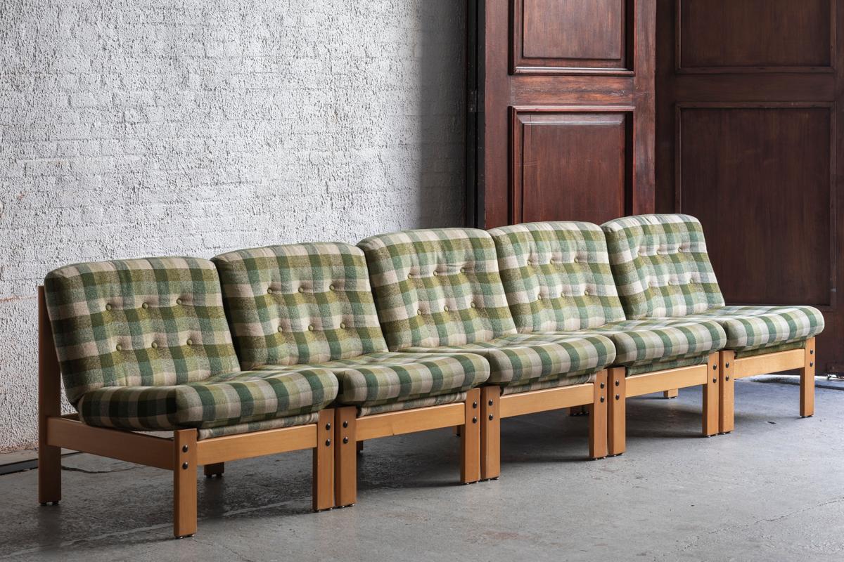 5-teiliges modulares Sofa, hergestellt in Dänemark um 1970. Diese Garnitur besteht aus einem massiven Buchengestell mit Wollkissen im Schachbrettmuster. Die Stücke können nach Belieben angeordnet werden. In gutem Zustand mit einigen
