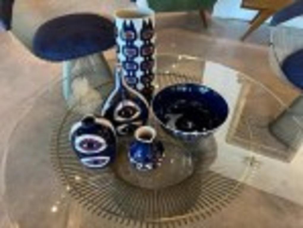 5teiliges Keramikset von Royal Copenhagen/Inge-Lise Koefoed, bestehend aus drei Vasen unterschiedlicher Größe, einem Krug und einer dekorativen Schale.  (PREIS ALS SET)

Zustand: Gut; alters- und gebrauchsbedingte Abnutzung