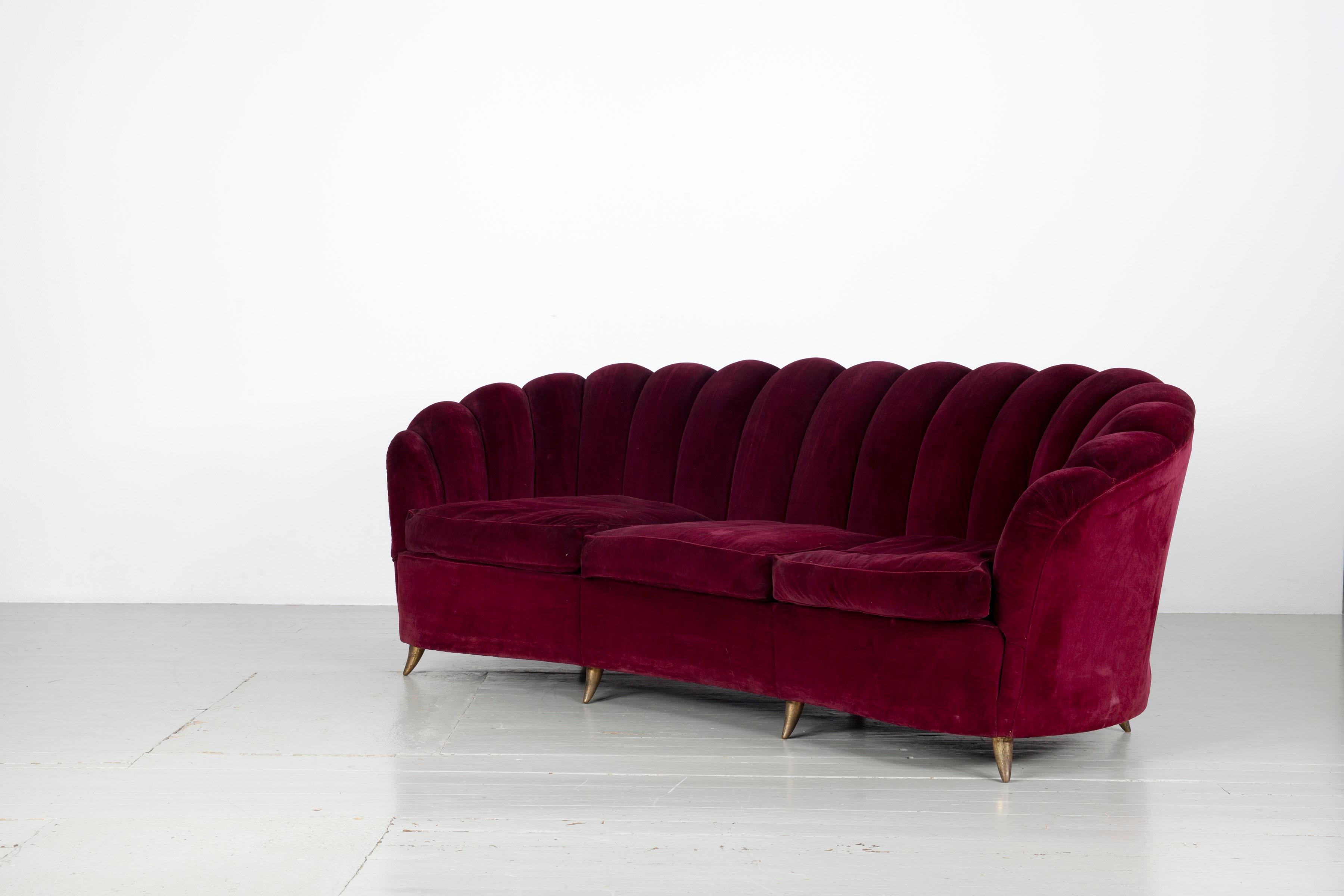 Ensemble de canapés conçu et fabriqué par ISA Bergamo dans les années 1950. L'ensemble, dont les pieds sont en aluminium moulé laqué or, se compose d'un canapé incurvé, de deux fauteuils et de deux chaises d'appoint plus petites. La sellerie
