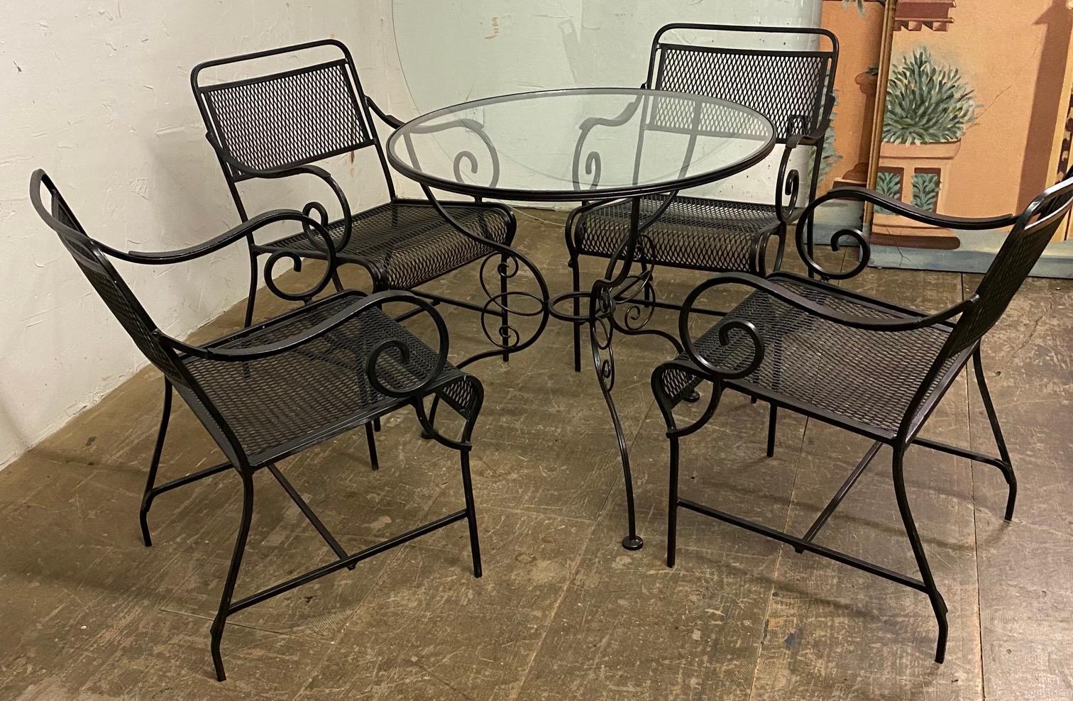 Satz von 4 Mid-Century Modern Woodard Stil Schmiedeeisen Garten oder Veranda Esszimmer Stuhl-Set mit kleinen runden Glasplatte Tisch. Speisen Sie stilvoll und bequem in diesen gut proportionierten Sesseln. Stellen Sie sie um einen größeren Tisch