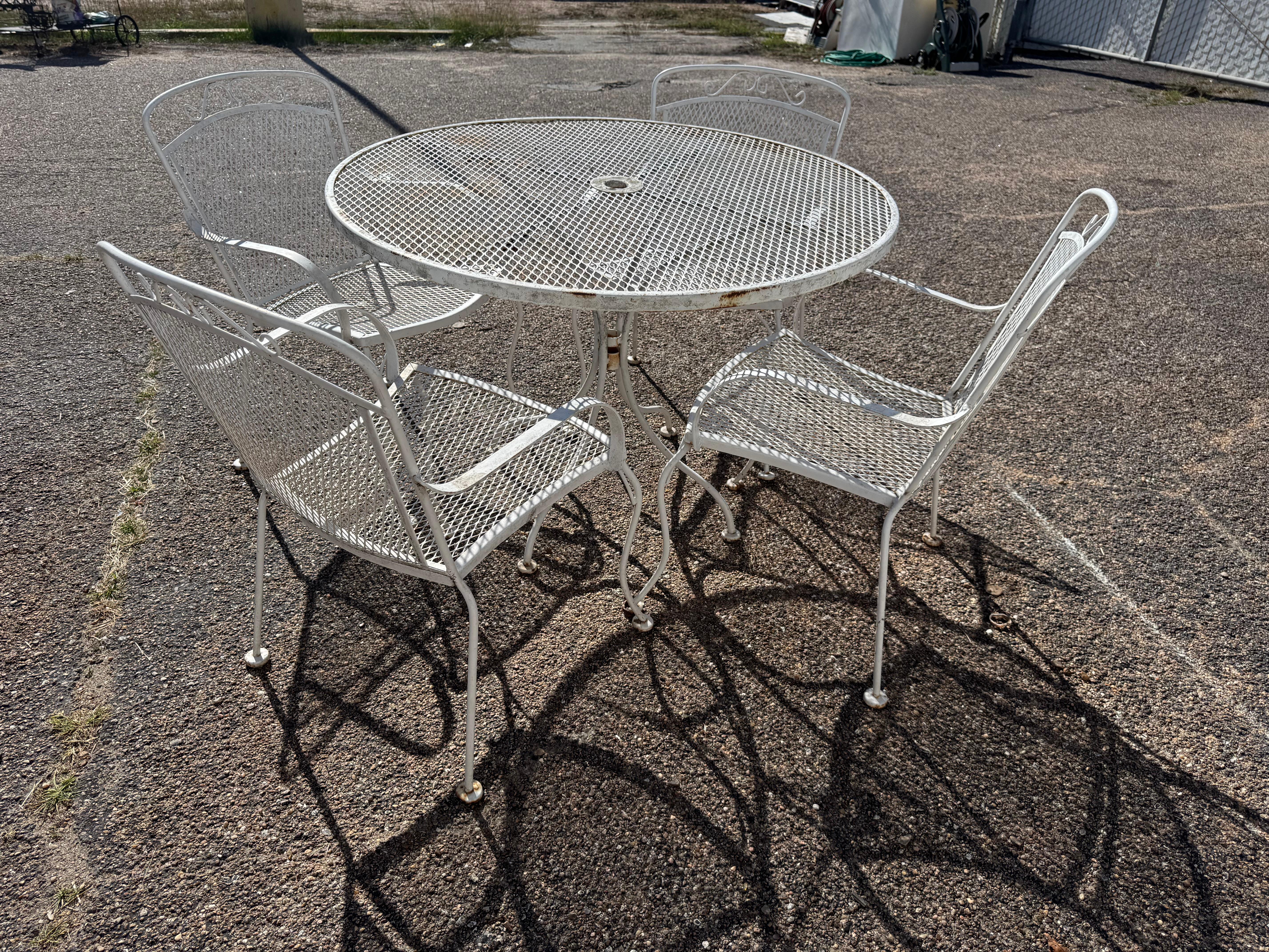 Classico americano Set da patio per esterni in ferro battuto e rete, 5 pezzi in vendita