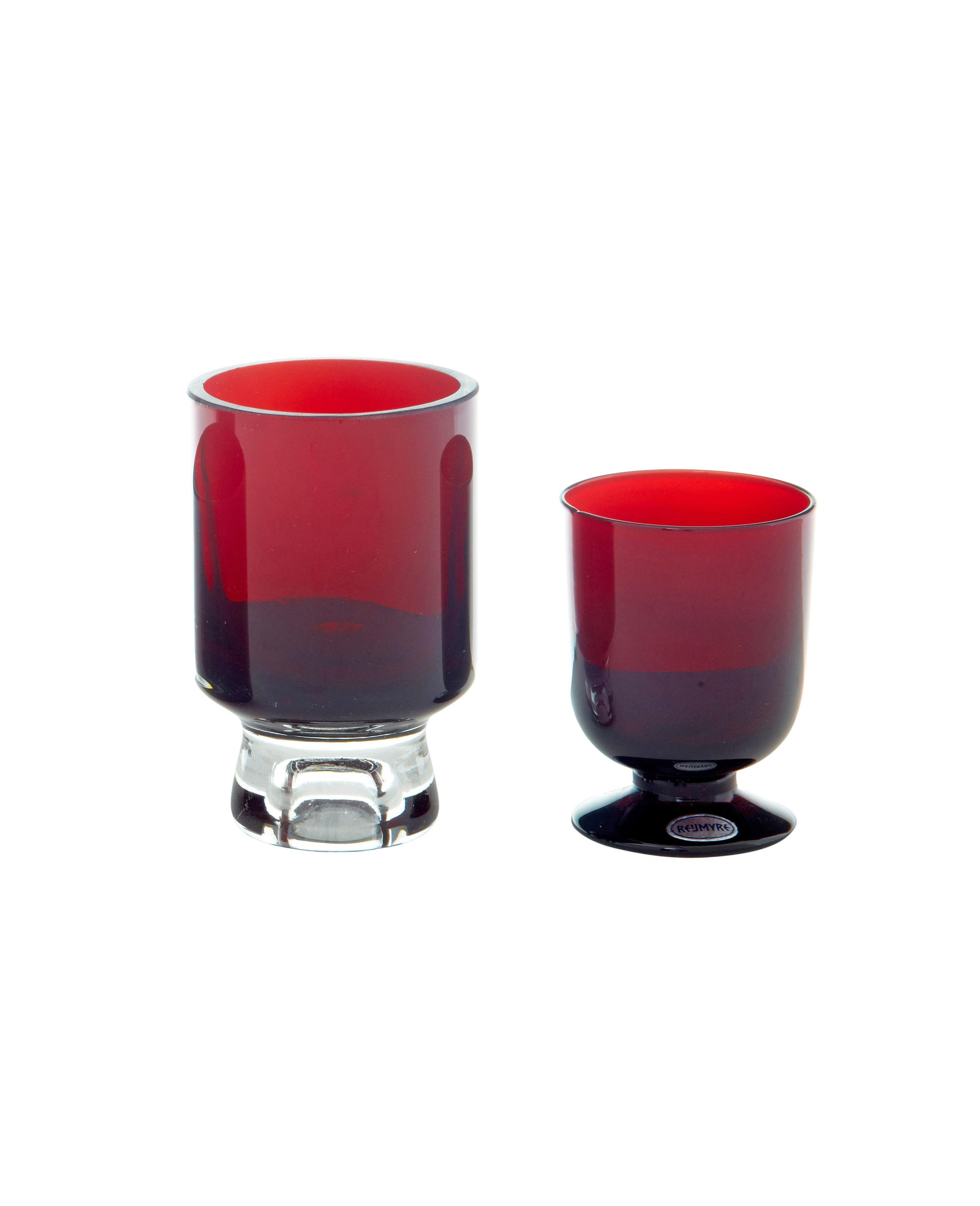 5 pezzi di vetro rosso scandinavo degli anni '50 di Monica Bratt, circa 1950.

Monica Bratt (1913-1961) è stata un'artista svedese che ha lavorato principalmente nella vetreria Reijmyre.

Set di bicchieri/coppe e vasi di ottima qualità, 1 ancora con