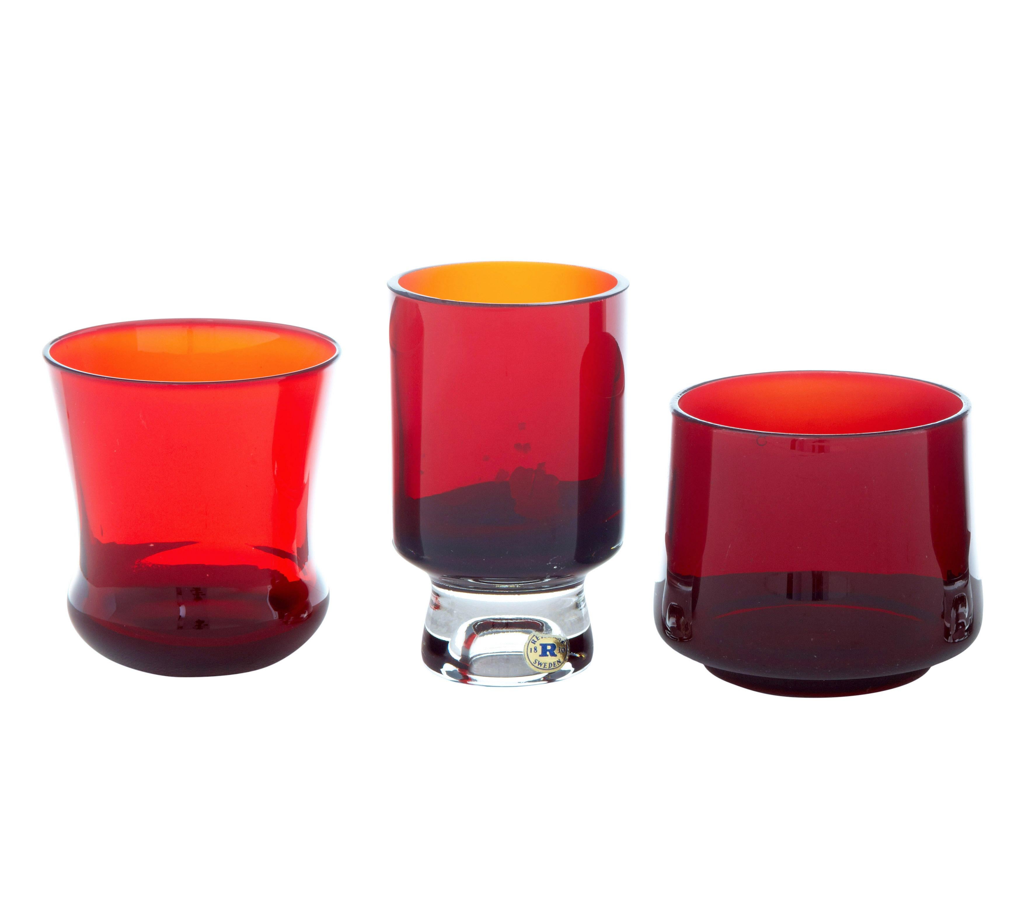 Mid-Century moderno 5 pezzi di vetro rosso scandinavo degli anni '50 di Monica Bratt in vendita