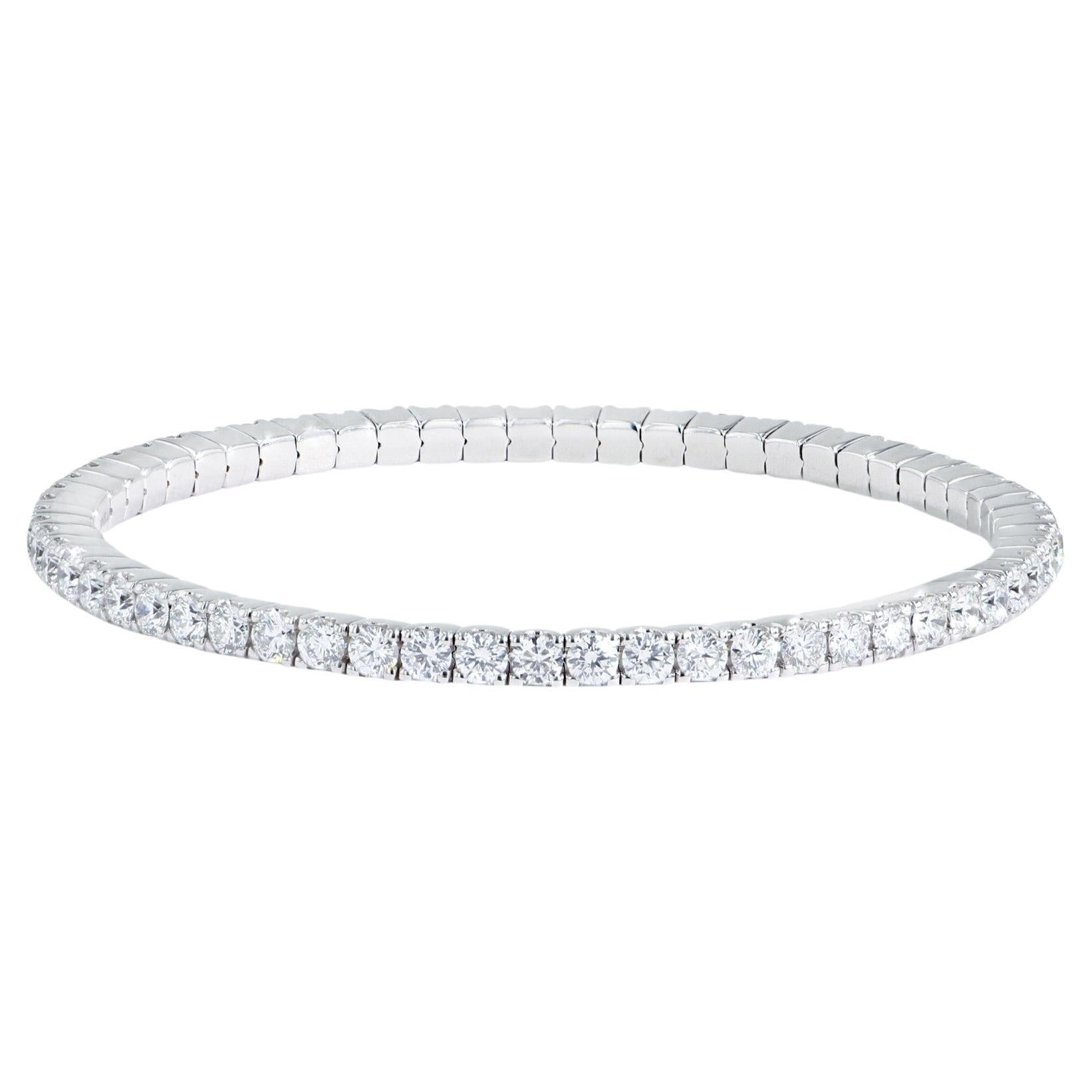 Dieses flexible Armband mit Diamanten ist ikonisch und stilvoll und setzt ein Zeichen. Aus 18 Karat Weiß-, Gelb- oder Roségold gefertigt und mit runden Diamanten im Brillantschliff versehen, passt er mühelos zu jedem Outfit. Ob allein oder