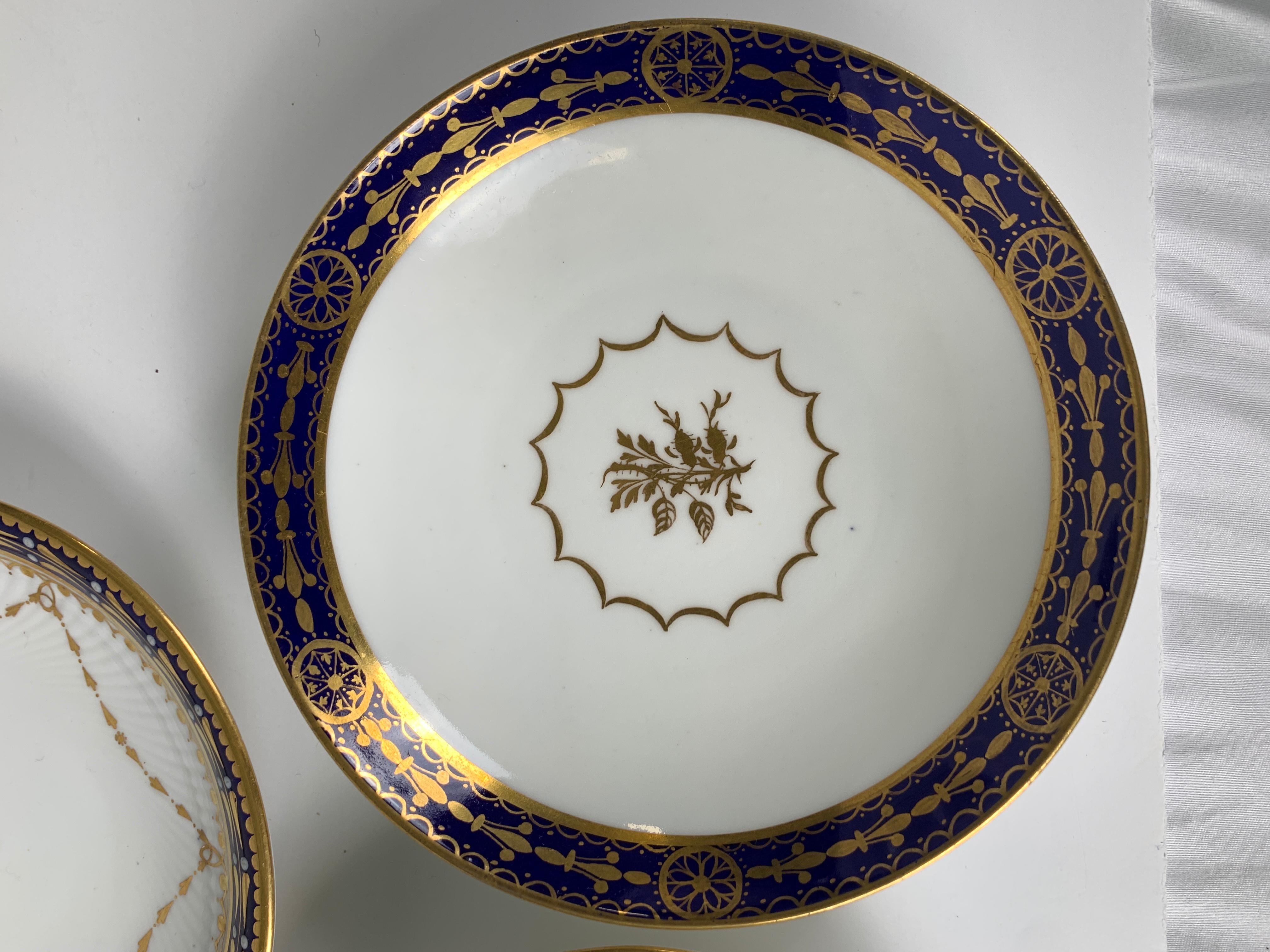 Six soucoupes en porcelaine à bordures bleu cobalt fabriquées en Angleterre au 19ème siècle en vente 1
